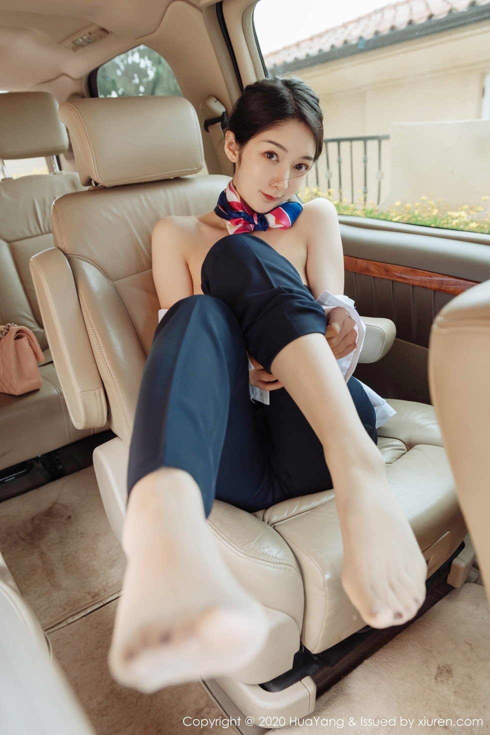 [HuaYang花漾]Vol.248_女神Angela小热巴云南旅拍职业装车拍开档肉丝裤袜诱惑写真53P