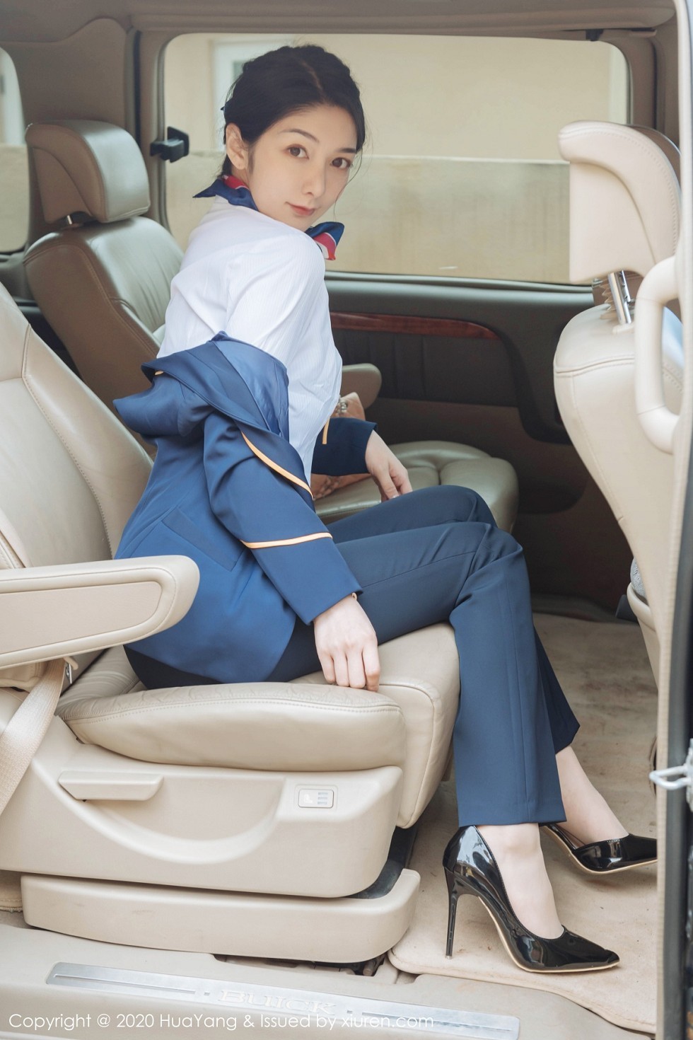 [HuaYang花漾]Vol.248_女神Angela小热巴云南旅拍职业装车拍开档肉丝裤袜诱惑写真53P