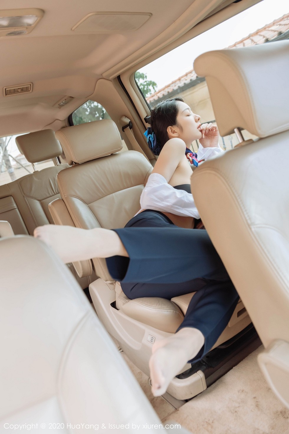 [HuaYang花漾]Vol.248_女神Angela小热巴云南旅拍职业装车拍开档肉丝裤袜诱惑写真53P