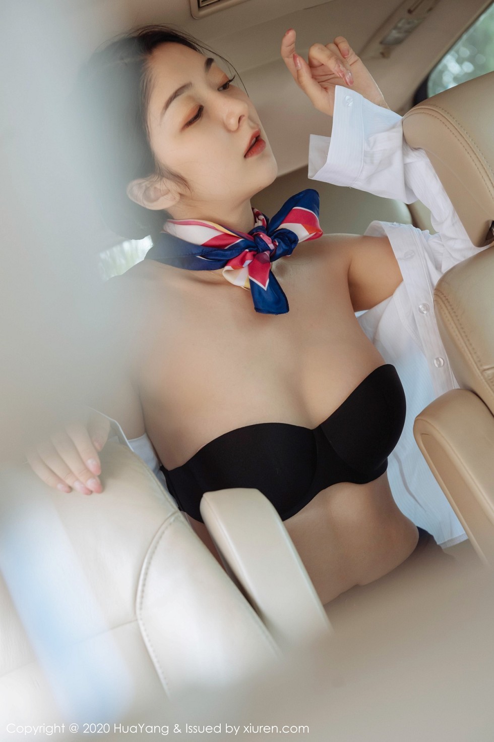 [HuaYang花漾]Vol.248_女神Angela小热巴云南旅拍职业装车拍开档肉丝裤袜诱惑写真53P