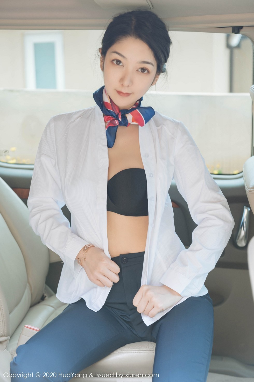 [HuaYang花漾]Vol.248_女神Angela小热巴云南旅拍职业装车拍开档肉丝裤袜诱惑写真53P