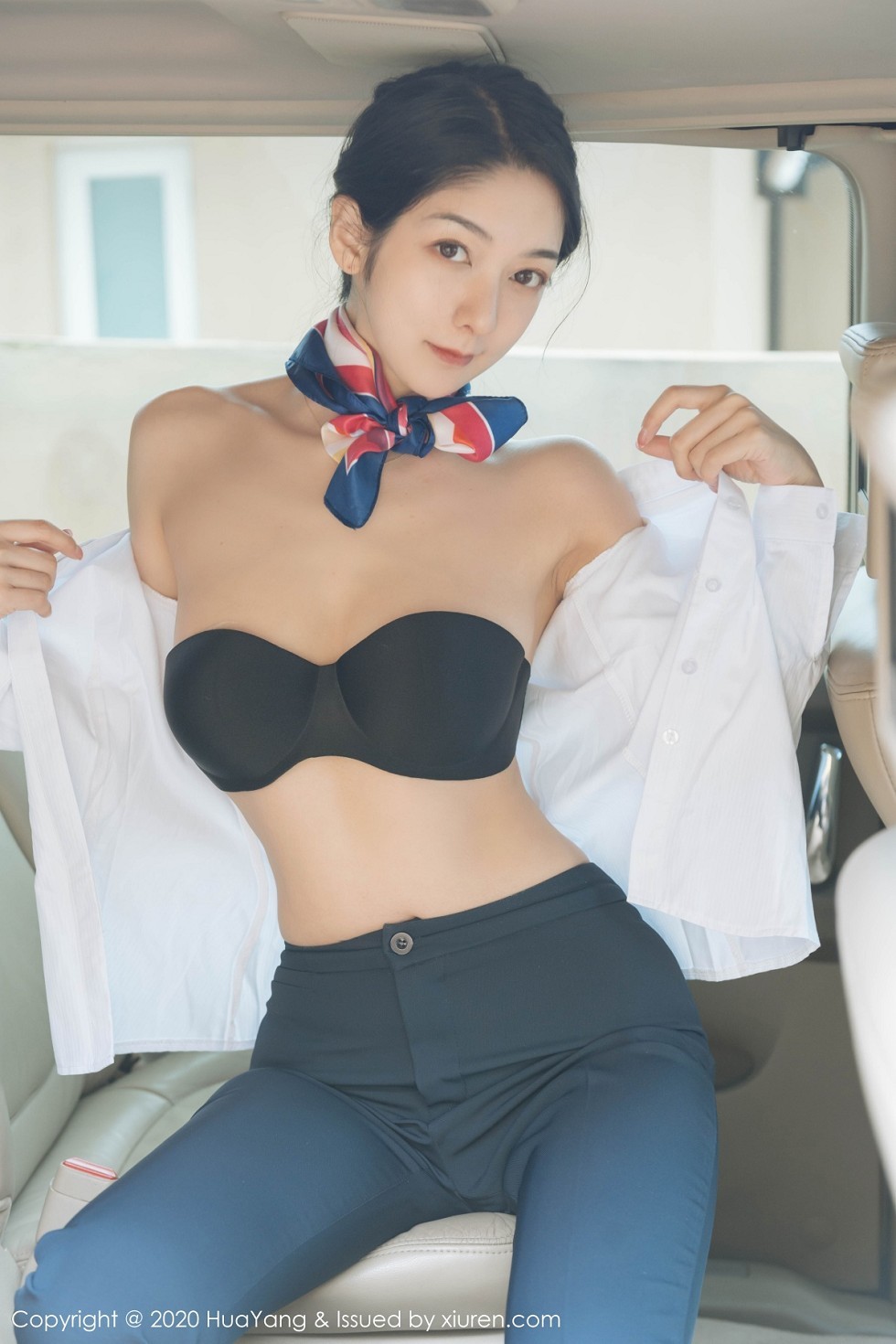 [HuaYang花漾]Vol.248_女神Angela小热巴云南旅拍职业装车拍开档肉丝裤袜诱惑写真53P