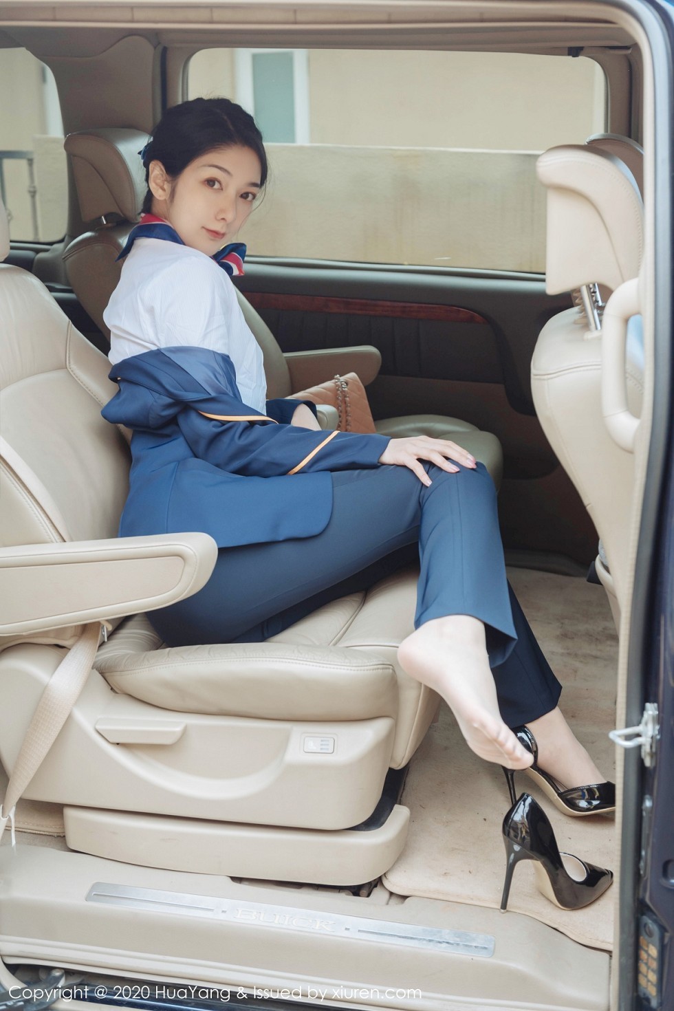 [HuaYang花漾]Vol.248_女神Angela小热巴云南旅拍职业装车拍开档肉丝裤袜诱惑写真53P