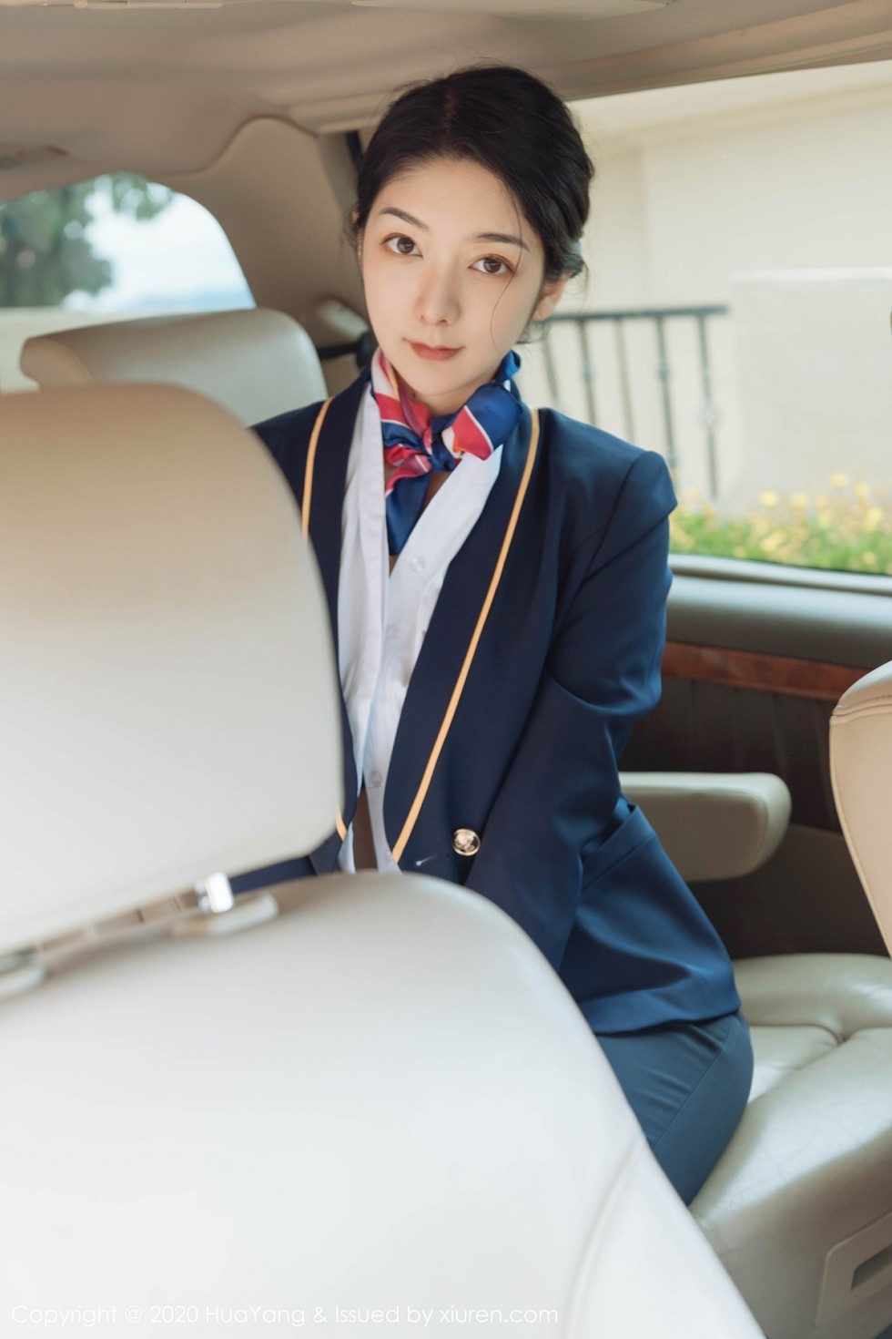 [HuaYang花漾]Vol.248_女神Angela小热巴云南旅拍职业装车拍开档肉丝裤袜诱惑写真53P
