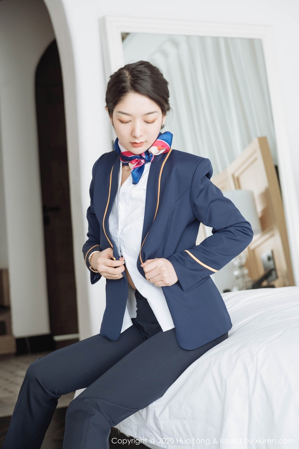 [HuaYang花漾]Vol.248_女神Angela小热巴云南旅拍职业装车拍开档肉丝裤袜诱惑写真53P