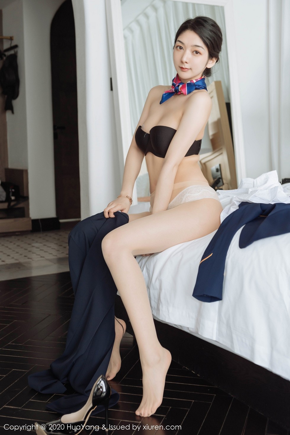 [HuaYang花漾]Vol.248_女神Angela小热巴云南旅拍职业装车拍开档肉丝裤袜诱惑写真53P