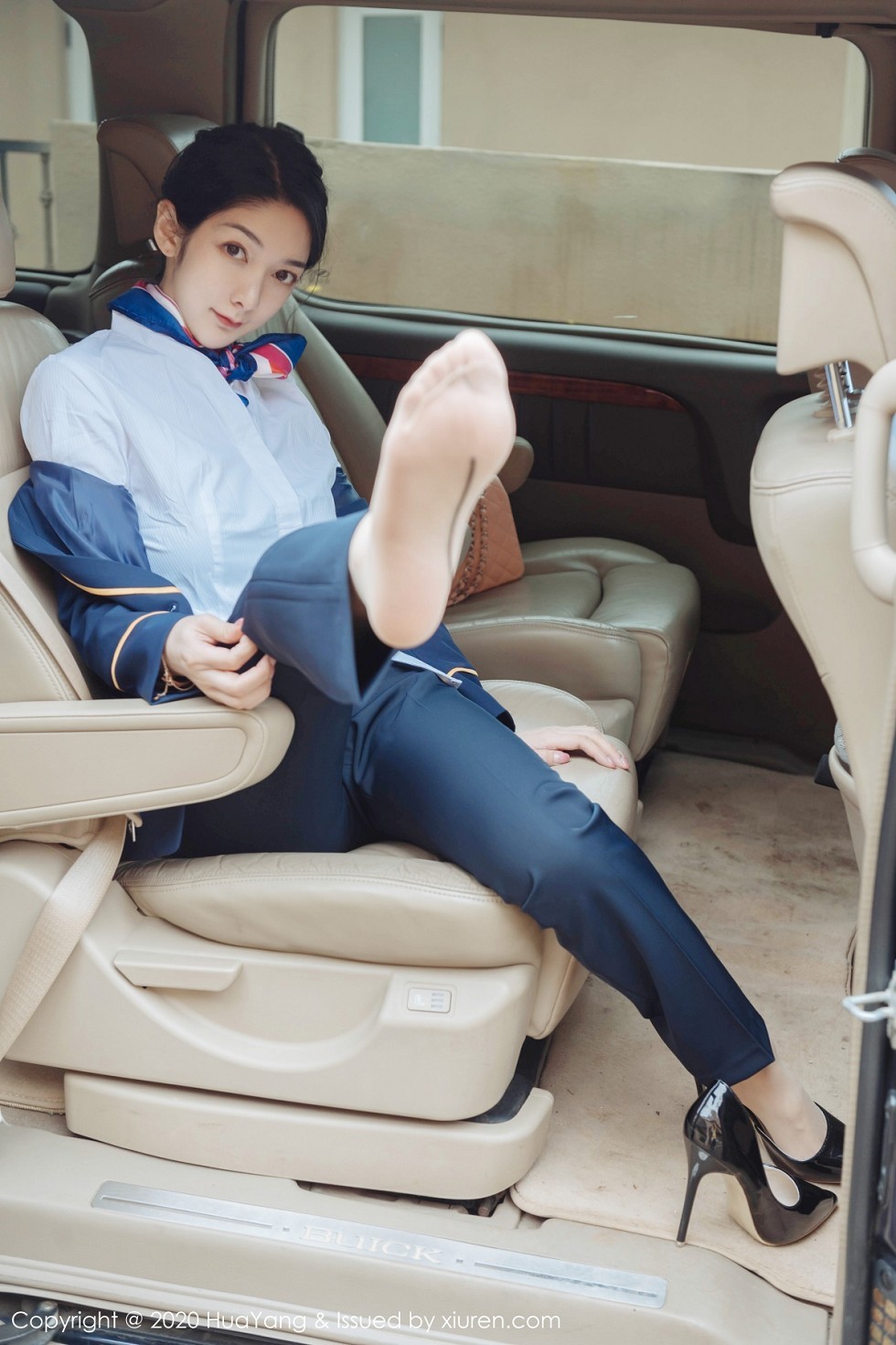 [HuaYang花漾]Vol.248_女神Angela小热巴云南旅拍职业装车拍开档肉丝裤袜诱惑写真53P