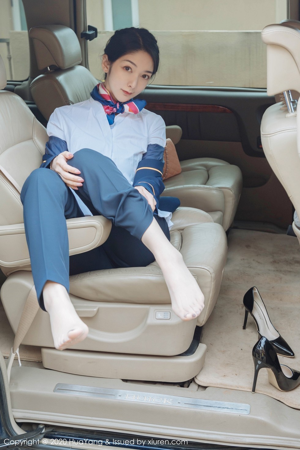 [HuaYang花漾]Vol.248_女神Angela小热巴云南旅拍职业装车拍开档肉丝裤袜诱惑写真53P