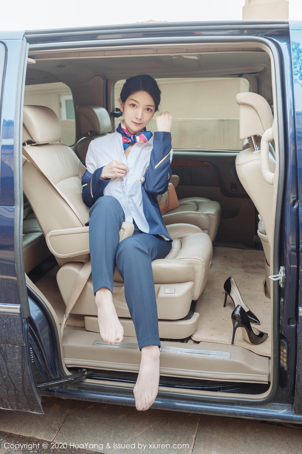 [HuaYang花漾]Vol.248_女神Angela小热巴云南旅拍职业装车拍开档肉丝裤袜诱惑写真53P