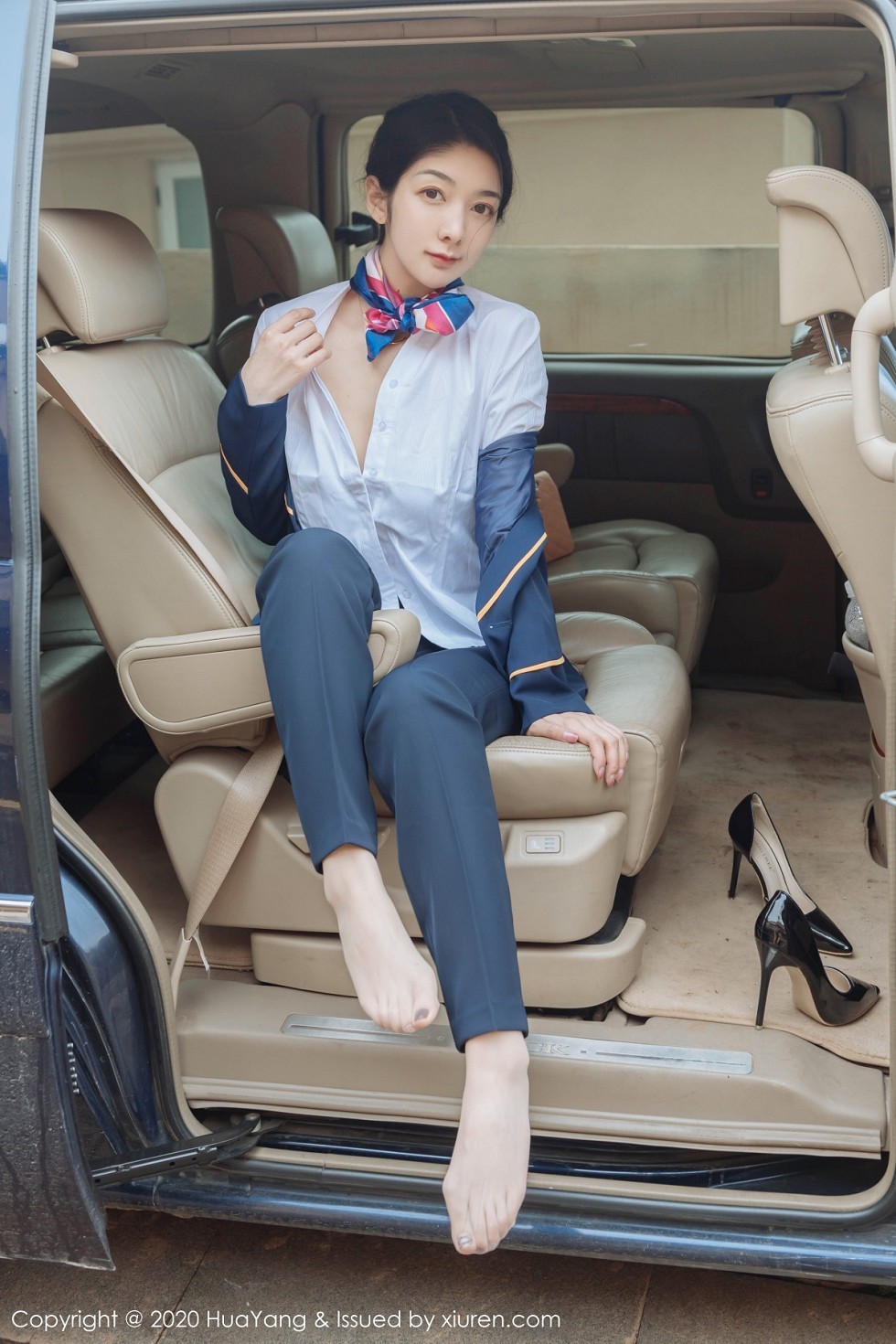[HuaYang花漾]Vol.248_女神Angela小热巴云南旅拍职业装车拍开档肉丝裤袜诱惑写真53P