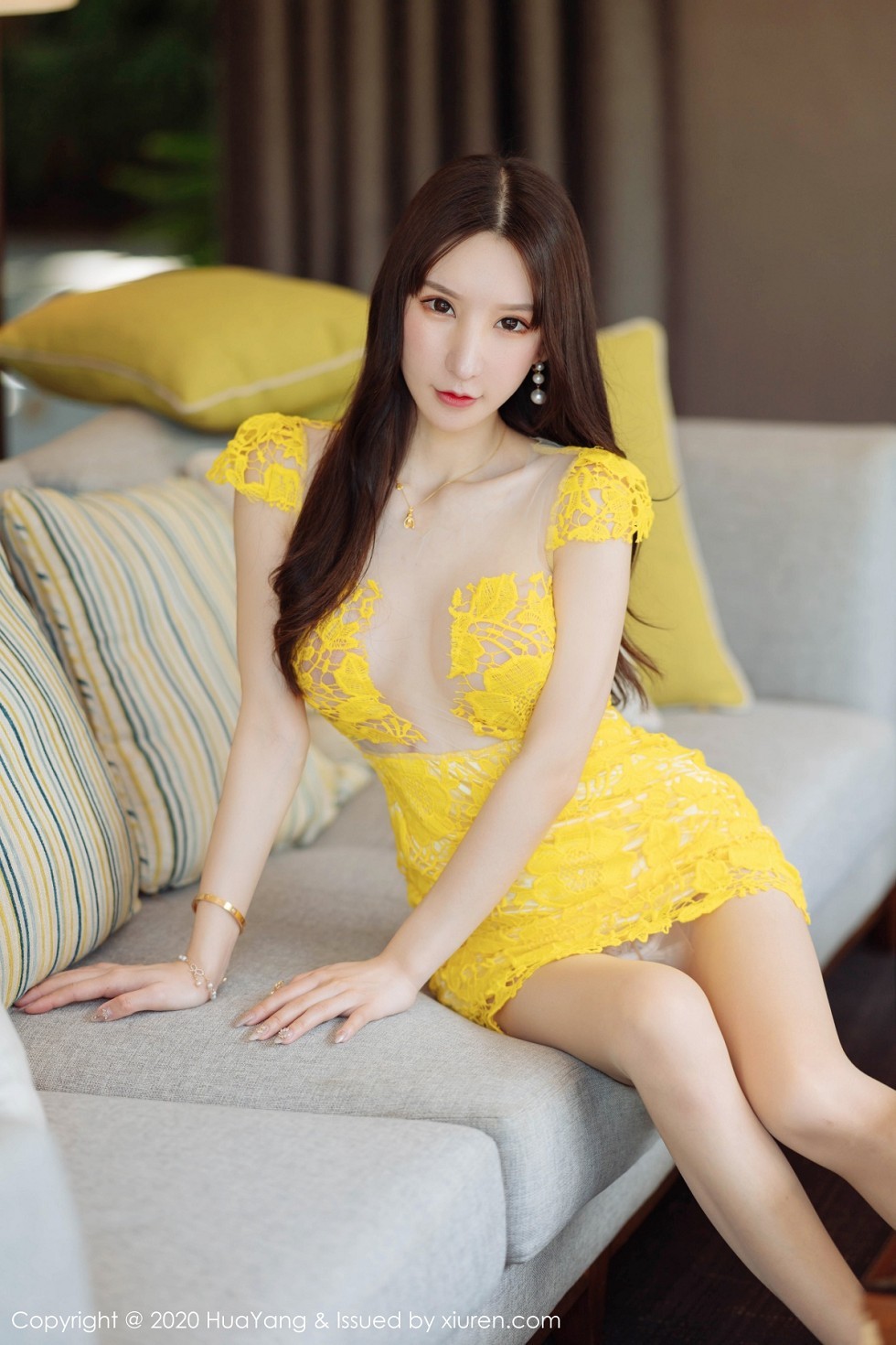 [HuaYang花漾]Vol.253_女神周于希Sandy三亚旅拍黄色镂空短裙秀火辣身材诱惑写真61P