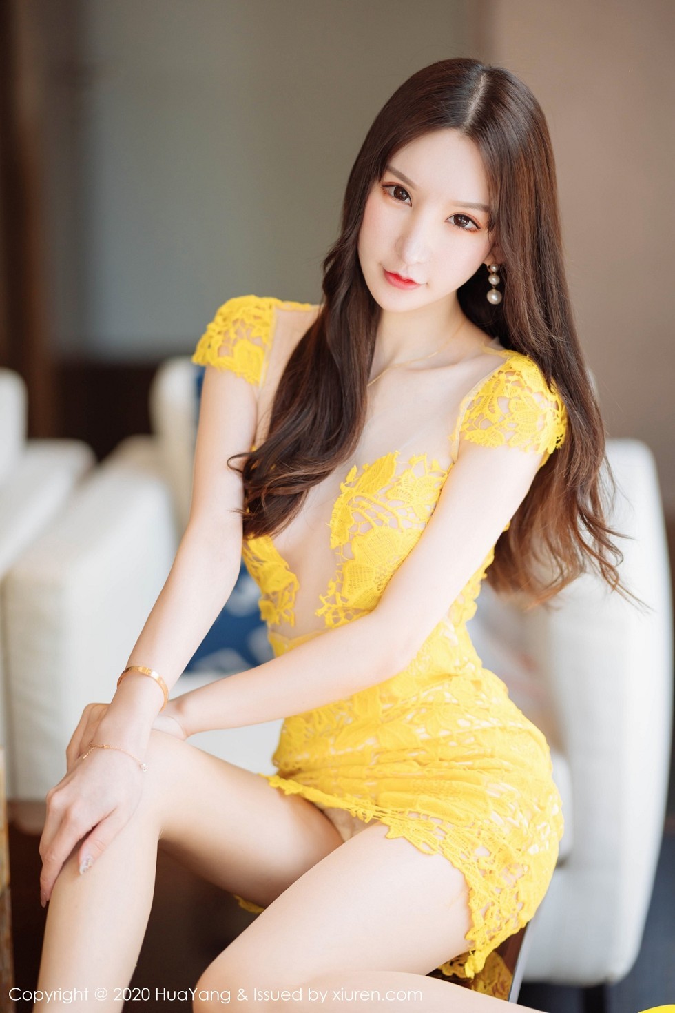 [HuaYang花漾]Vol.253_女神周于希Sandy三亚旅拍黄色镂空短裙秀火辣身材诱惑写真61P