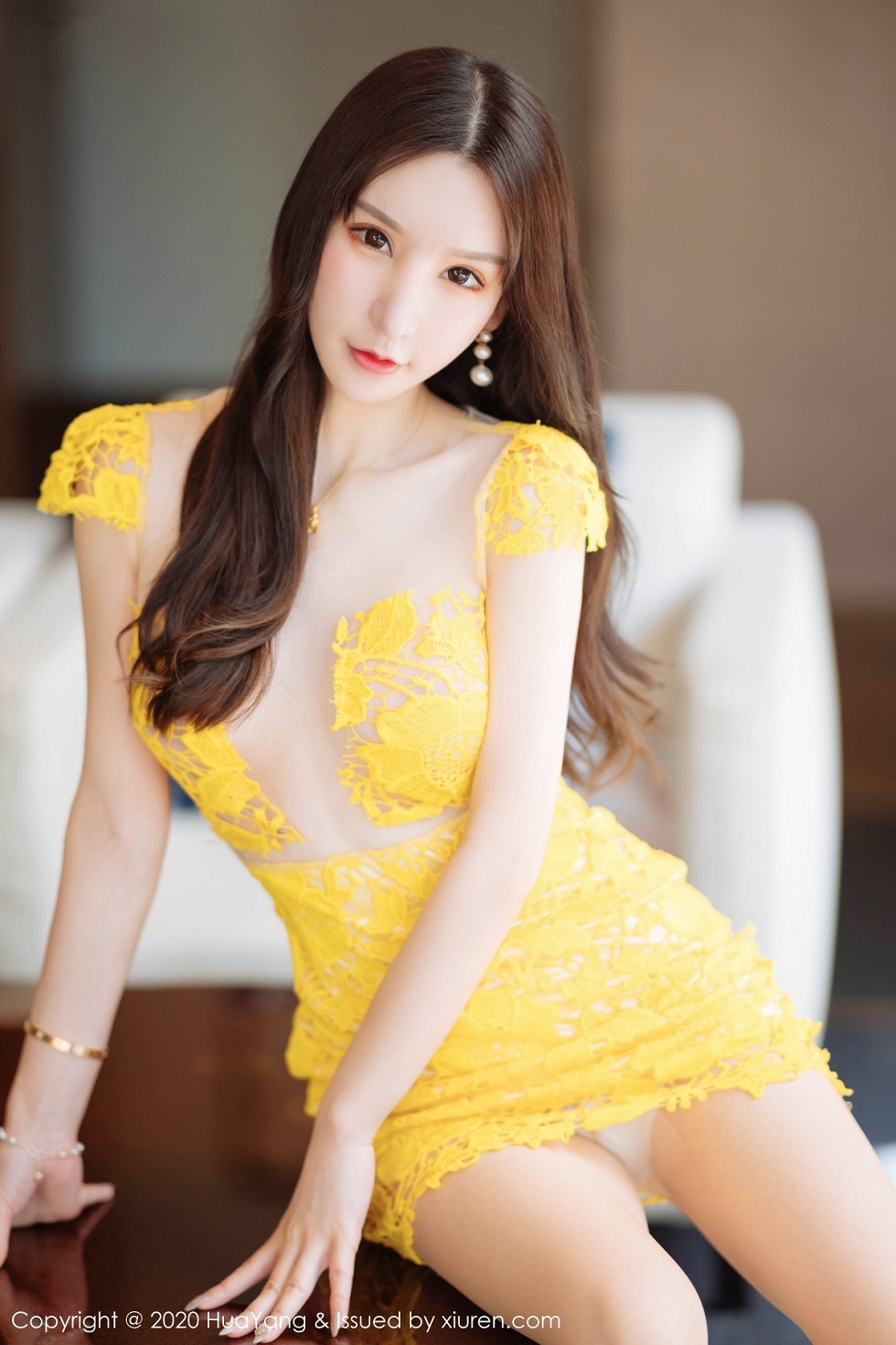 [HuaYang花漾]Vol.253_女神周于希Sandy三亚旅拍黄色镂空短裙秀火辣身材诱惑写真61P