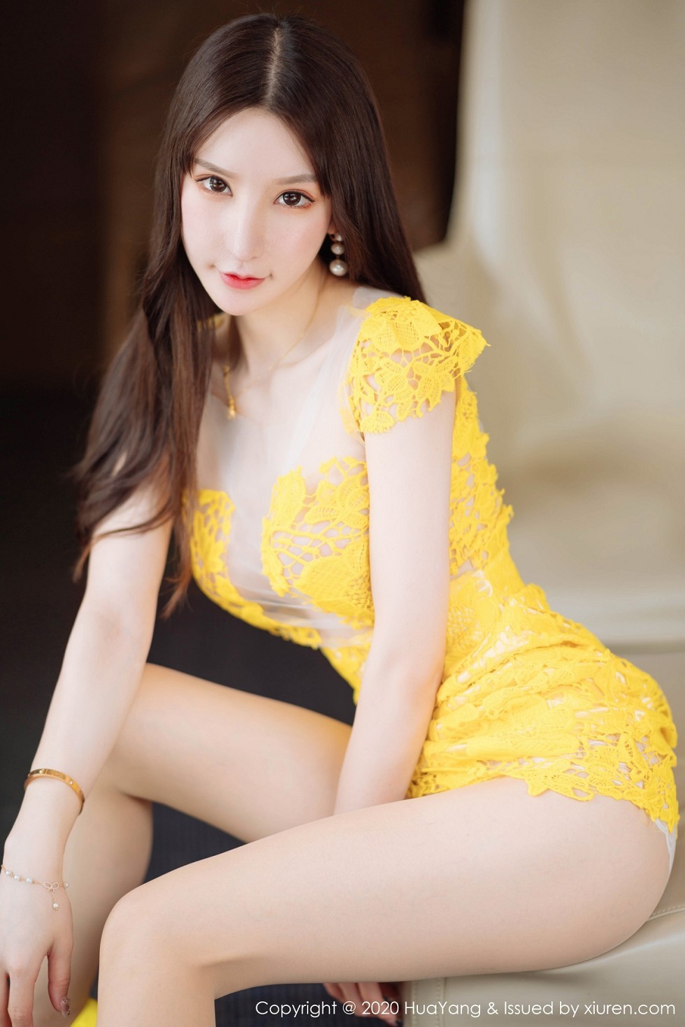 [HuaYang花漾]Vol.253_女神周于希Sandy三亚旅拍黄色镂空短裙秀火辣身材诱惑写真61P