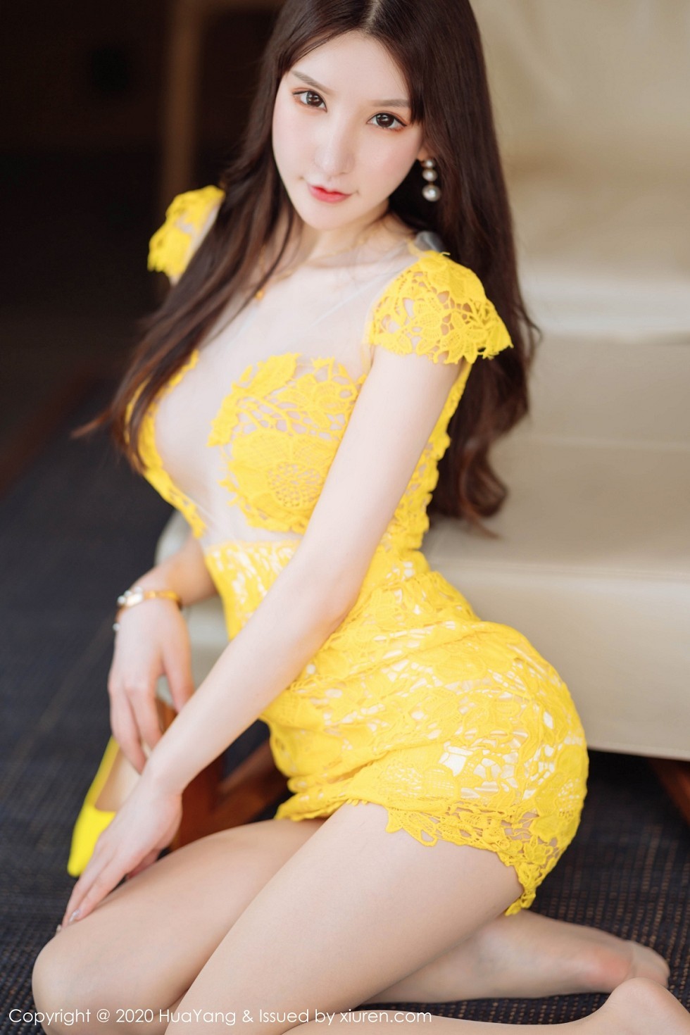 [HuaYang花漾]Vol.253_女神周于希Sandy三亚旅拍黄色镂空短裙秀火辣身材诱惑写真61P