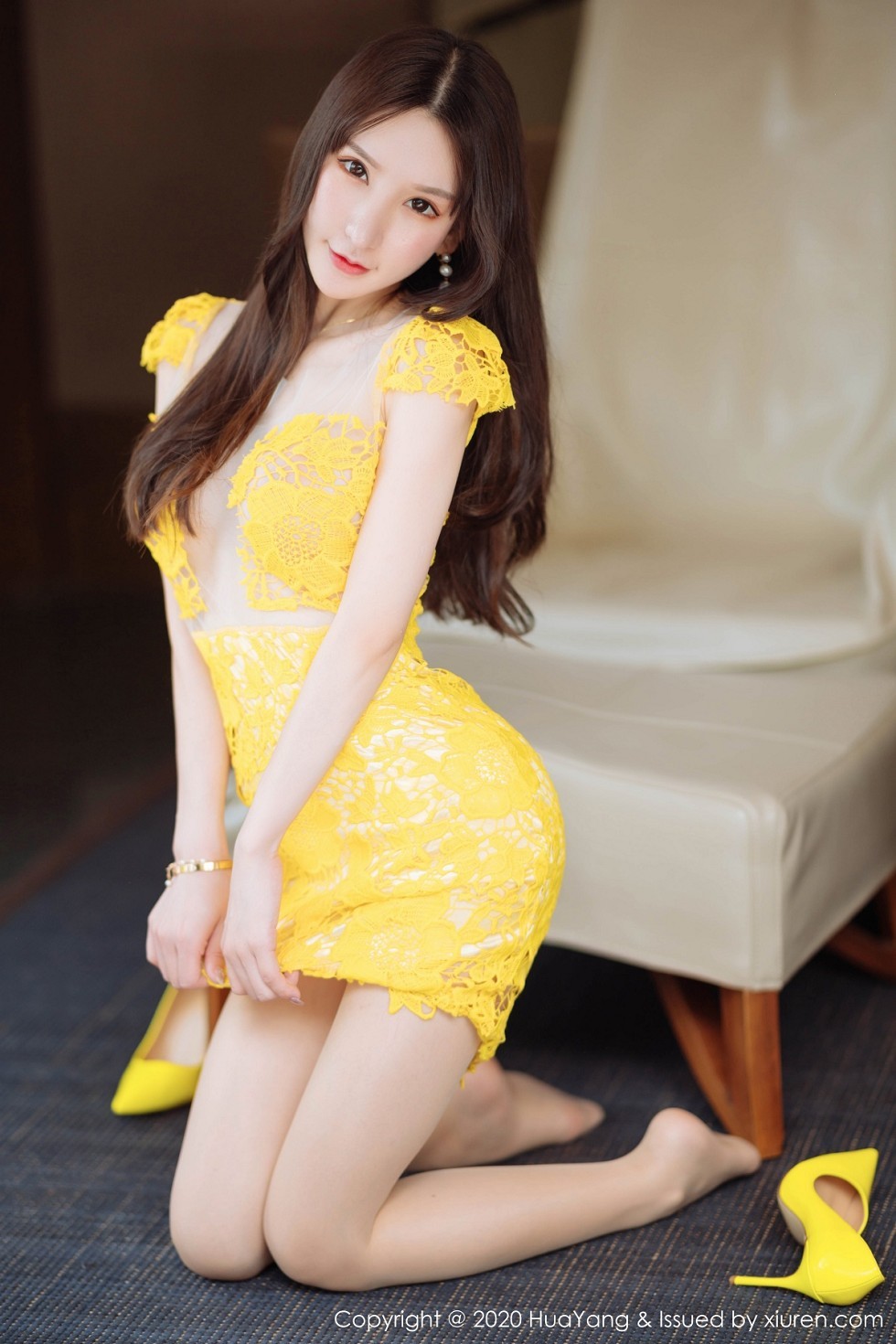 [HuaYang花漾]Vol.253_女神周于希Sandy三亚旅拍黄色镂空短裙秀火辣身材诱惑写真61P