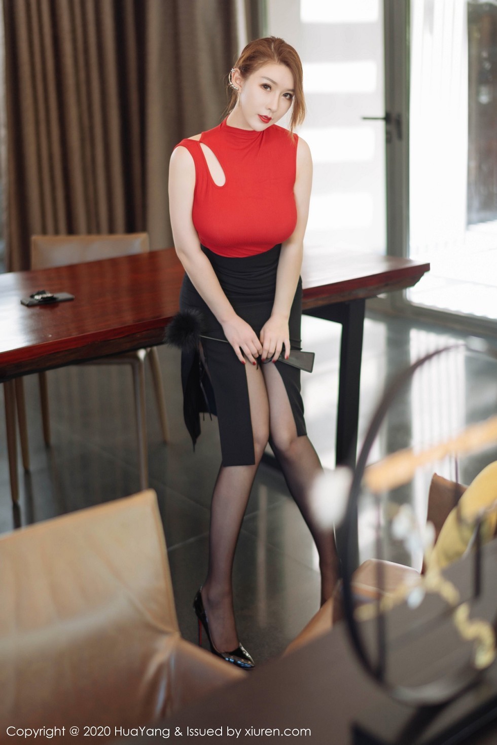 [HuaYang花漾]Vol.254_女神Egg-尤妮丝三亚旅拍黑短裙配黑丝袜秀完美身材诱惑写真53P