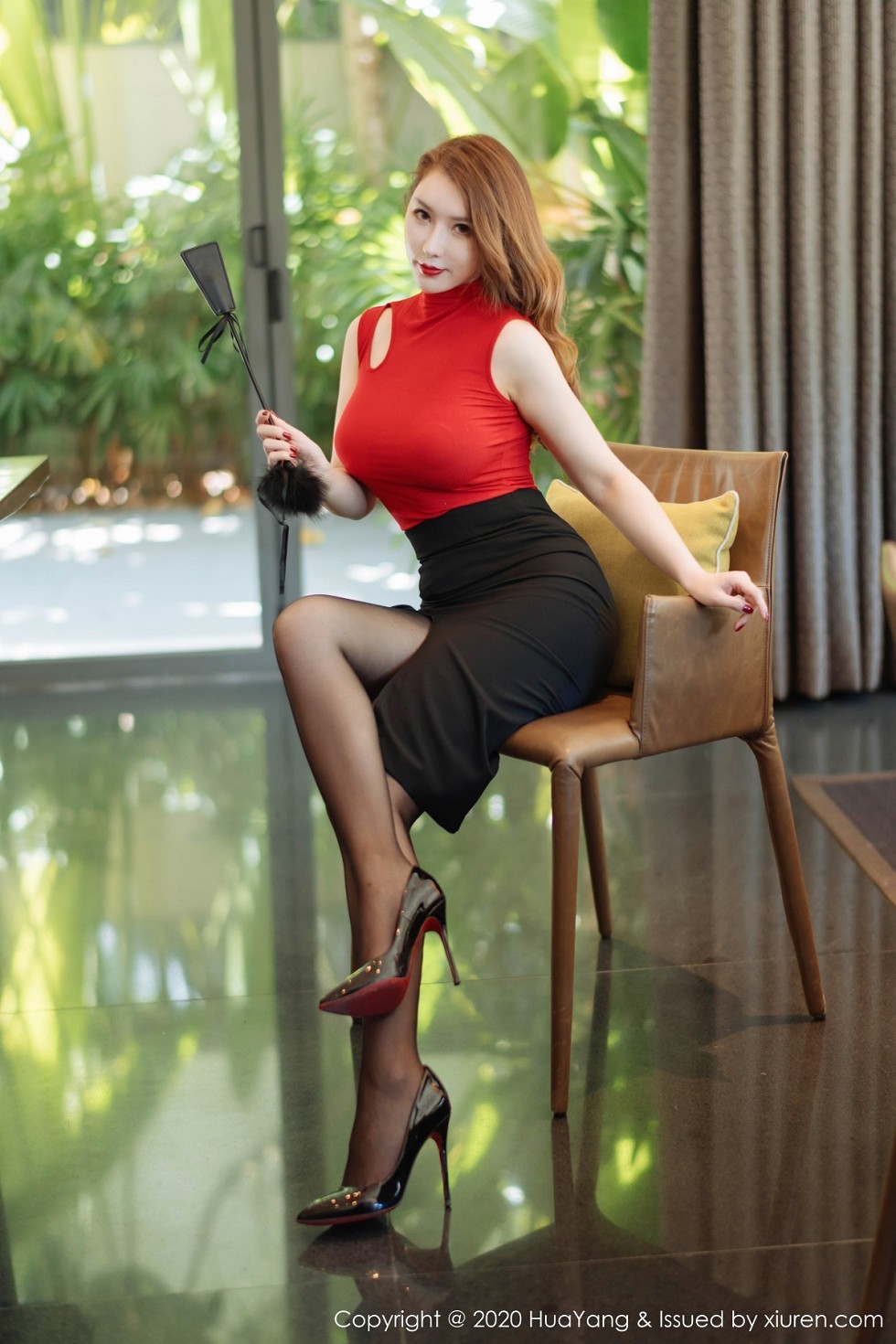 [HuaYang花漾]Vol.254_女神Egg-尤妮丝三亚旅拍黑短裙配黑丝袜秀完美身材诱惑写真53P