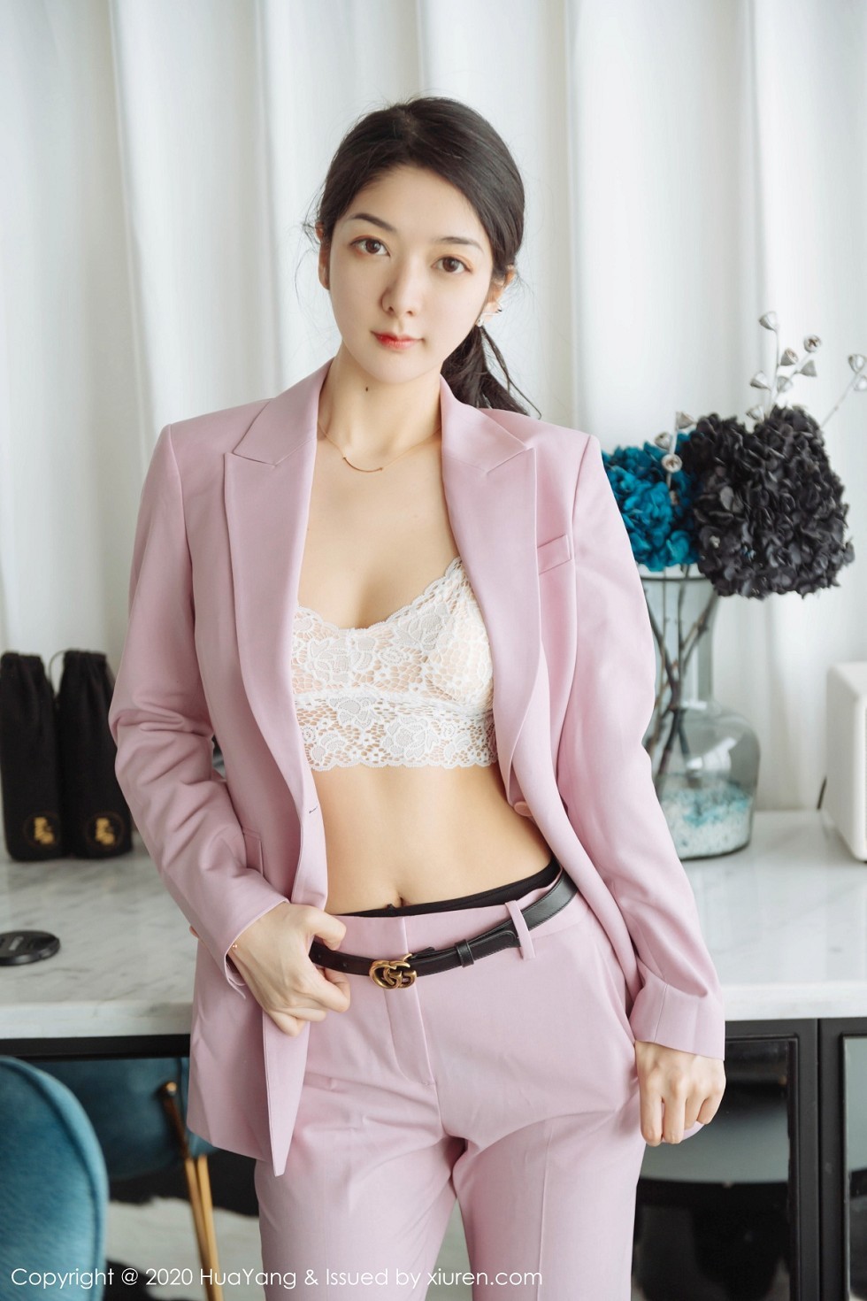 [HuaYang花漾]Vol.255_女神Angela小热巴云南旅拍白色蕾丝内衣配开档黑丝诱惑写真60P