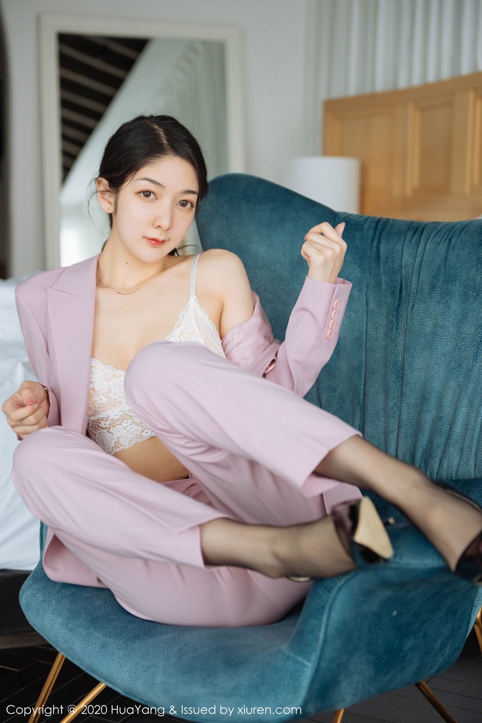 [HuaYang花漾]Vol.255_女神Angela小热巴云南旅拍白色蕾丝内衣配开档黑丝诱惑写真60P