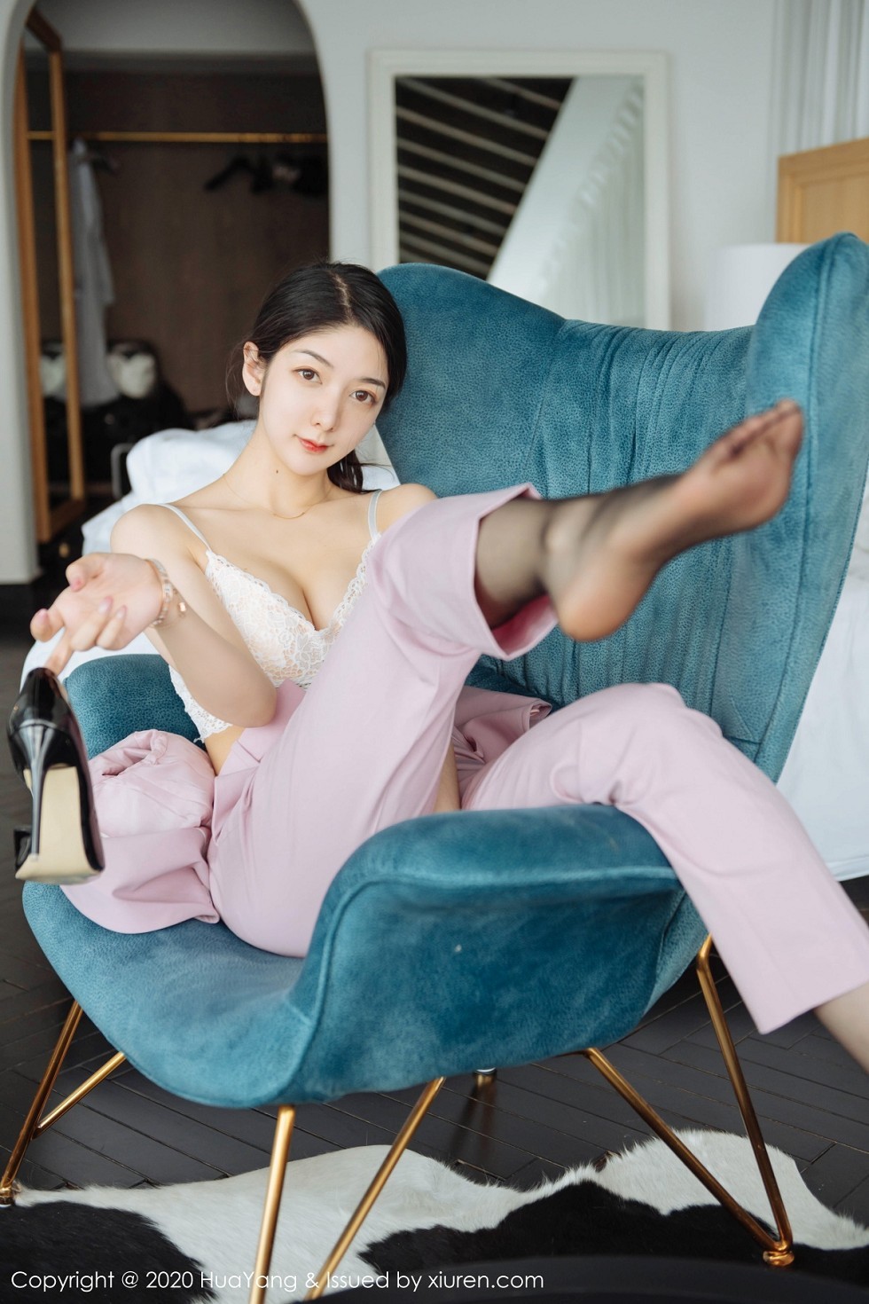 [HuaYang花漾]Vol.255_女神Angela小热巴云南旅拍白色蕾丝内衣配开档黑丝诱惑写真60P