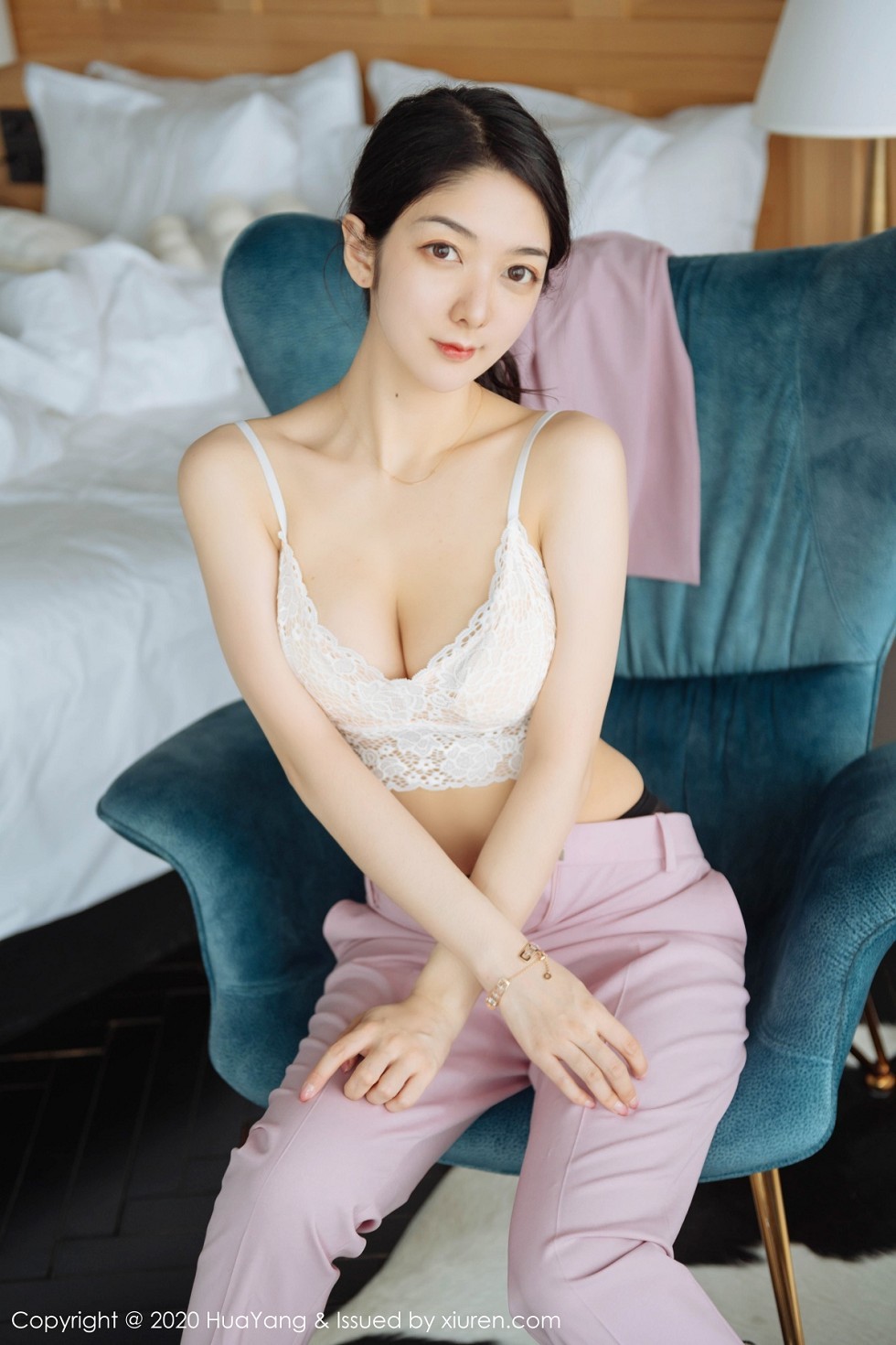 [HuaYang花漾]Vol.255_女神Angela小热巴云南旅拍白色蕾丝内衣配开档黑丝诱惑写真60P