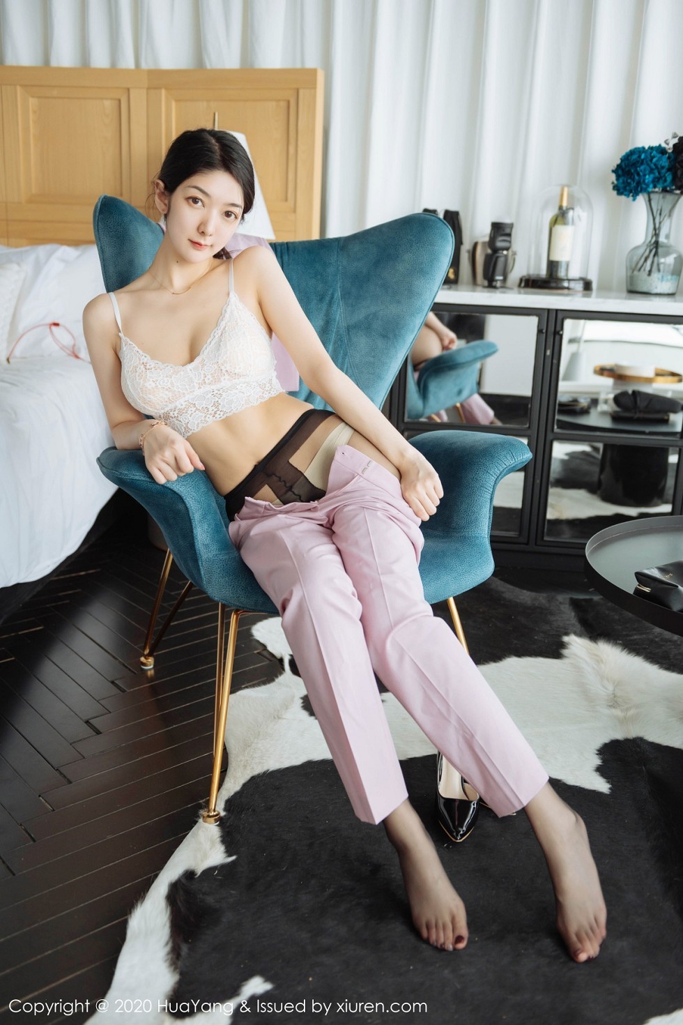 [HuaYang花漾]Vol.255_女神Angela小热巴云南旅拍白色蕾丝内衣配开档黑丝诱惑写真60P
