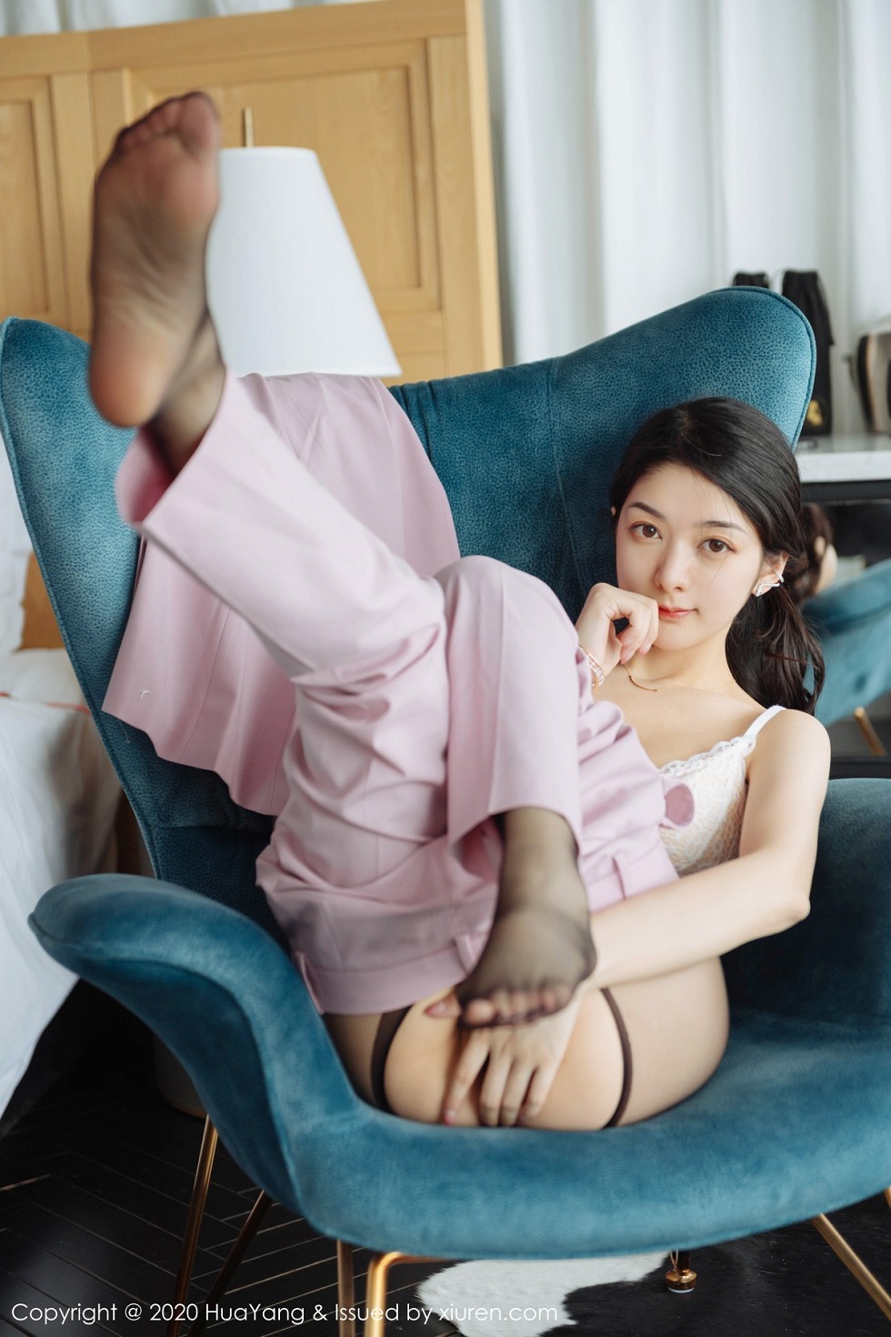 [HuaYang花漾]Vol.255_女神Angela小热巴云南旅拍白色蕾丝内衣配开档黑丝诱惑写真60P