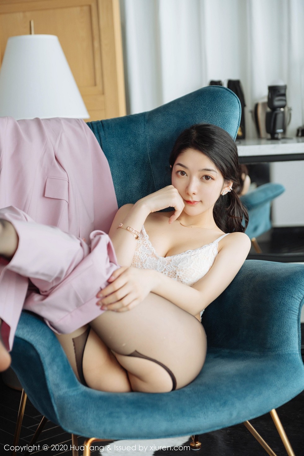 [HuaYang花漾]Vol.255_女神Angela小热巴云南旅拍白色蕾丝内衣配开档黑丝诱惑写真60P