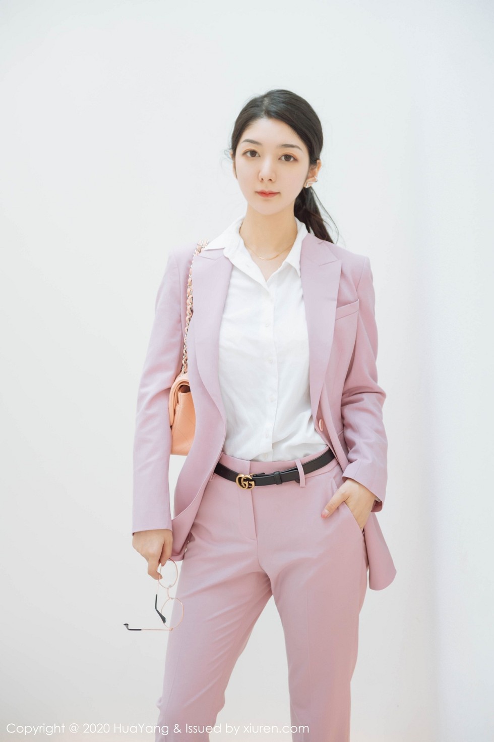 [HuaYang花漾]Vol.255_女神Angela小热巴云南旅拍白色蕾丝内衣配开档黑丝诱惑写真60P