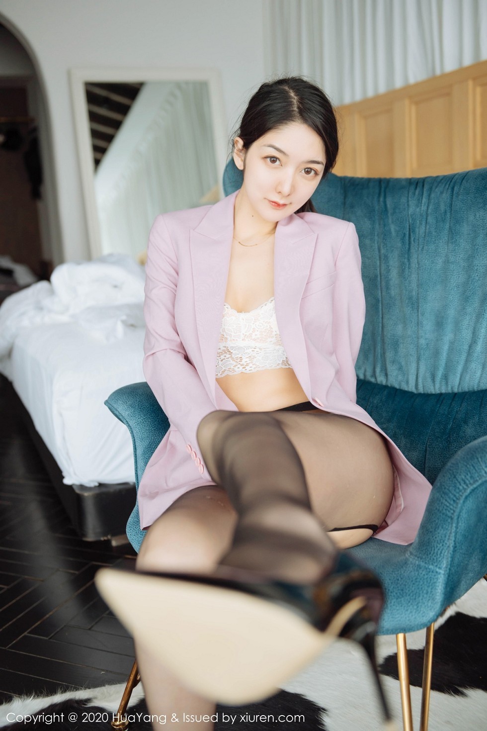 [HuaYang花漾]Vol.255_女神Angela小热巴云南旅拍白色蕾丝内衣配开档黑丝诱惑写真60P