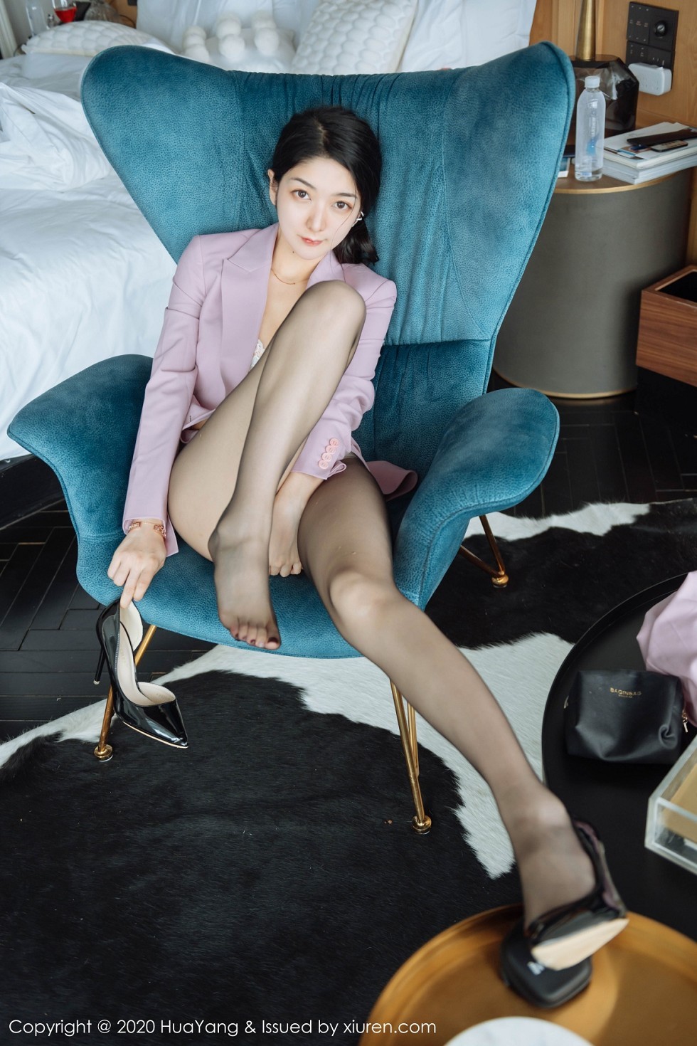 [HuaYang花漾]Vol.255_女神Angela小热巴云南旅拍白色蕾丝内衣配开档黑丝诱惑写真60P