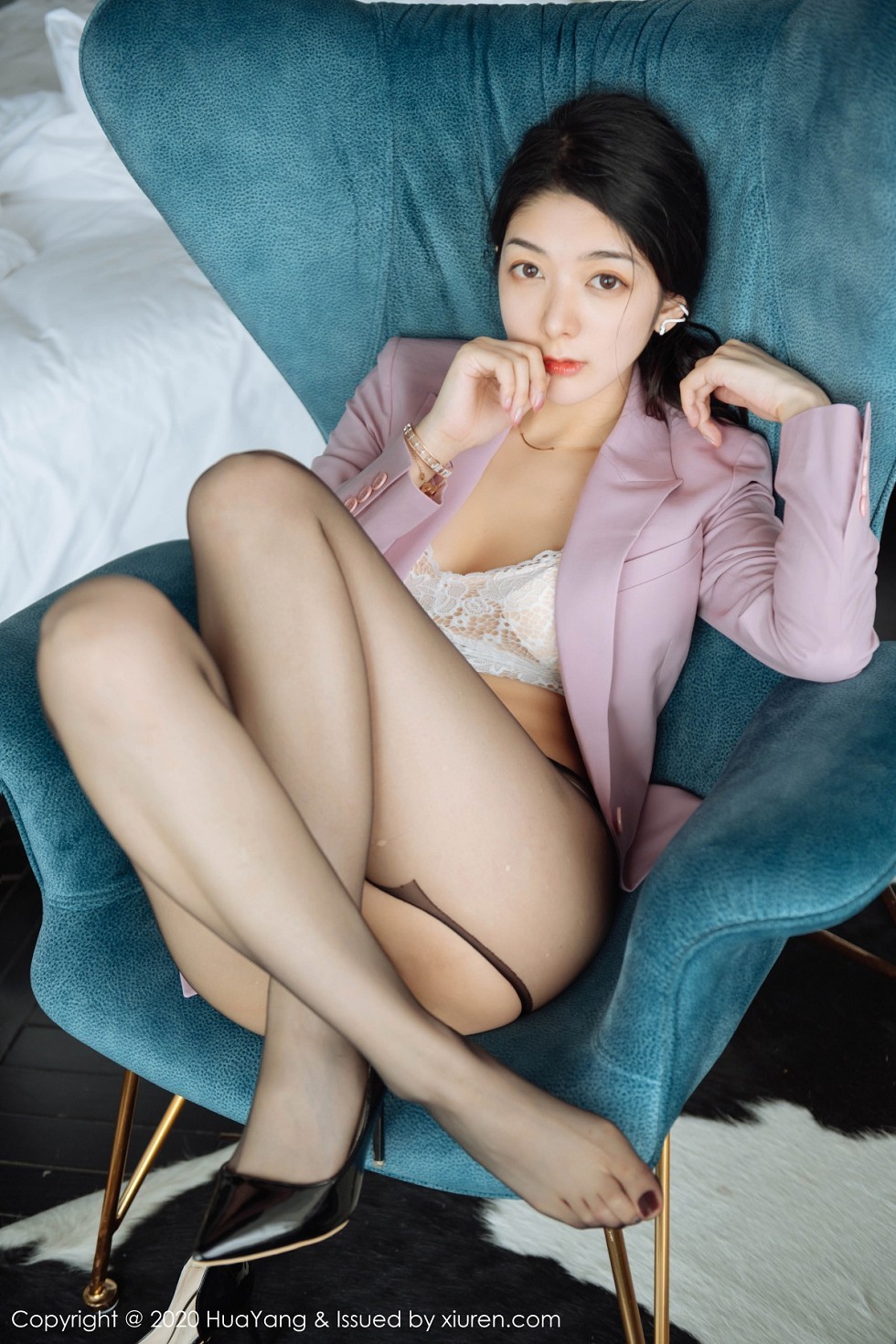 [HuaYang花漾]Vol.255_女神Angela小热巴云南旅拍白色蕾丝内衣配开档黑丝诱惑写真60P