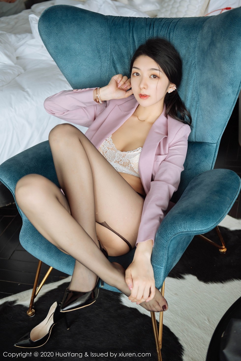 [HuaYang花漾]Vol.255_女神Angela小热巴云南旅拍白色蕾丝内衣配开档黑丝诱惑写真60P