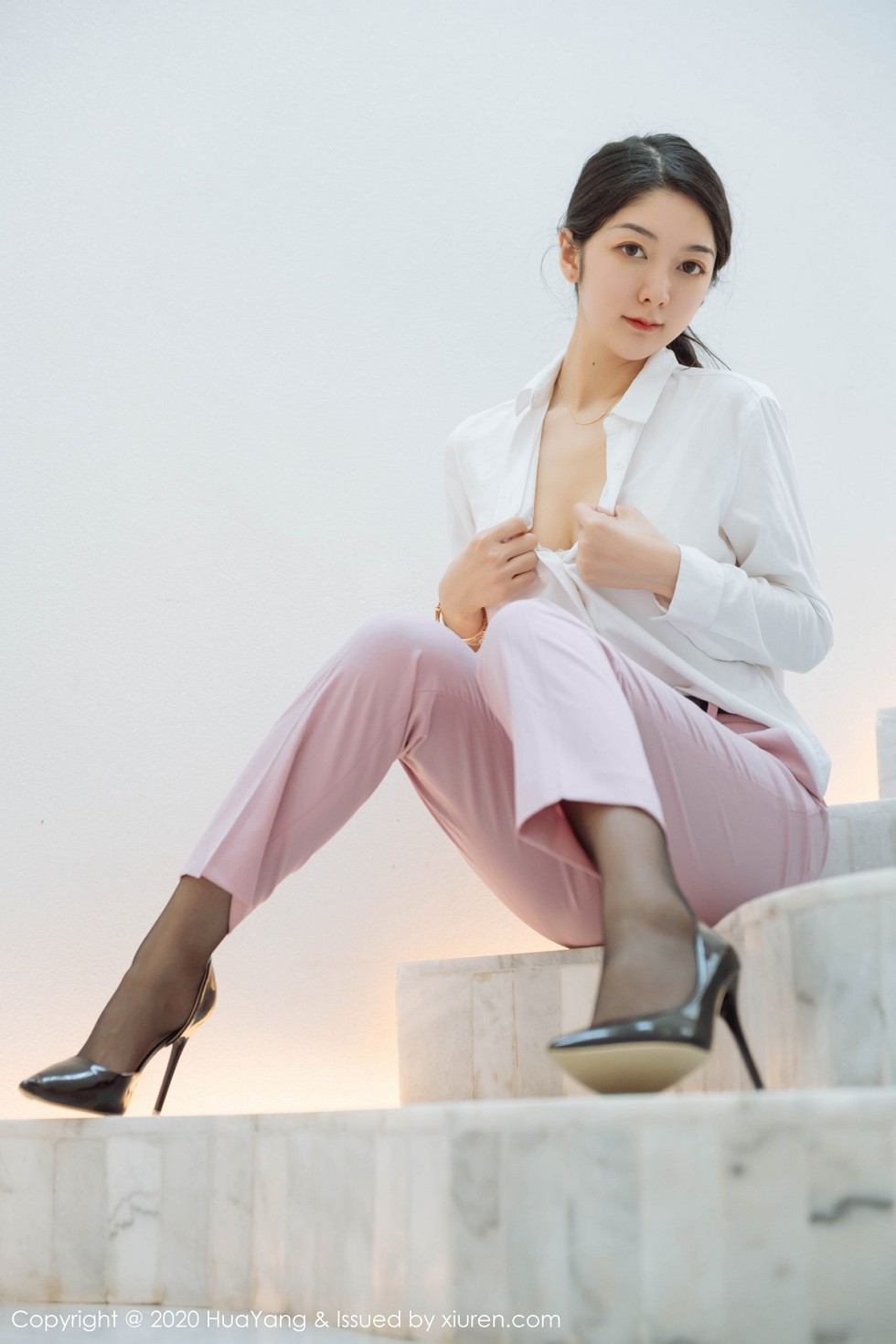 [HuaYang花漾]Vol.255_女神Angela小热巴云南旅拍白色蕾丝内衣配开档黑丝诱惑写真60P