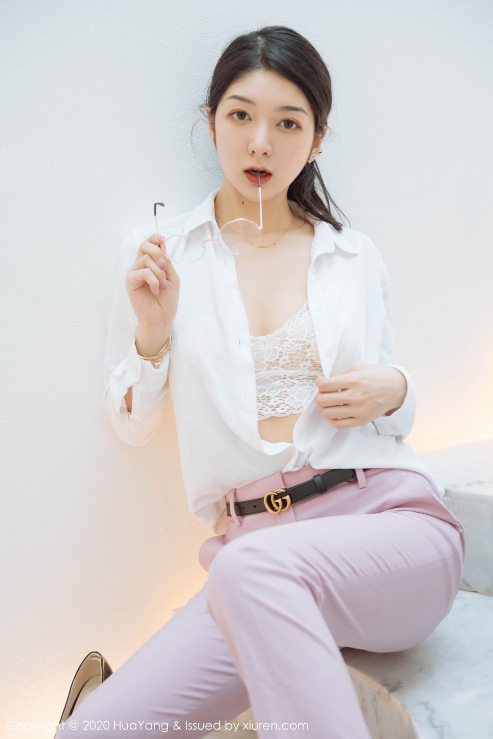 [HuaYang花漾]Vol.255_女神Angela小热巴云南旅拍白色蕾丝内衣配开档黑丝诱惑写真60P