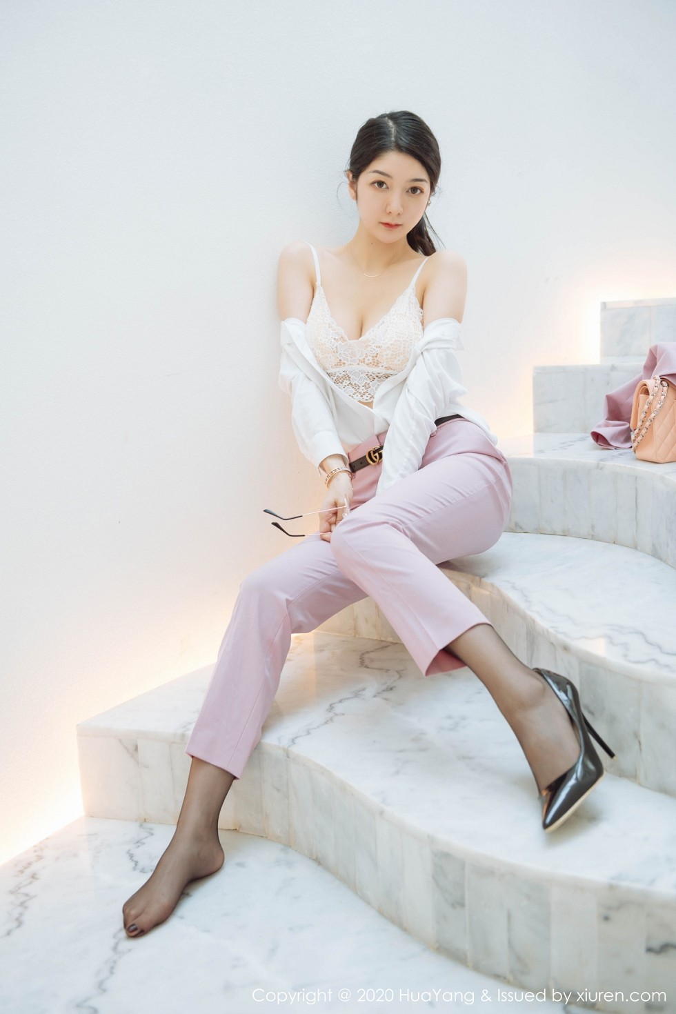[HuaYang花漾]Vol.255_女神Angela小热巴云南旅拍白色蕾丝内衣配开档黑丝诱惑写真60P