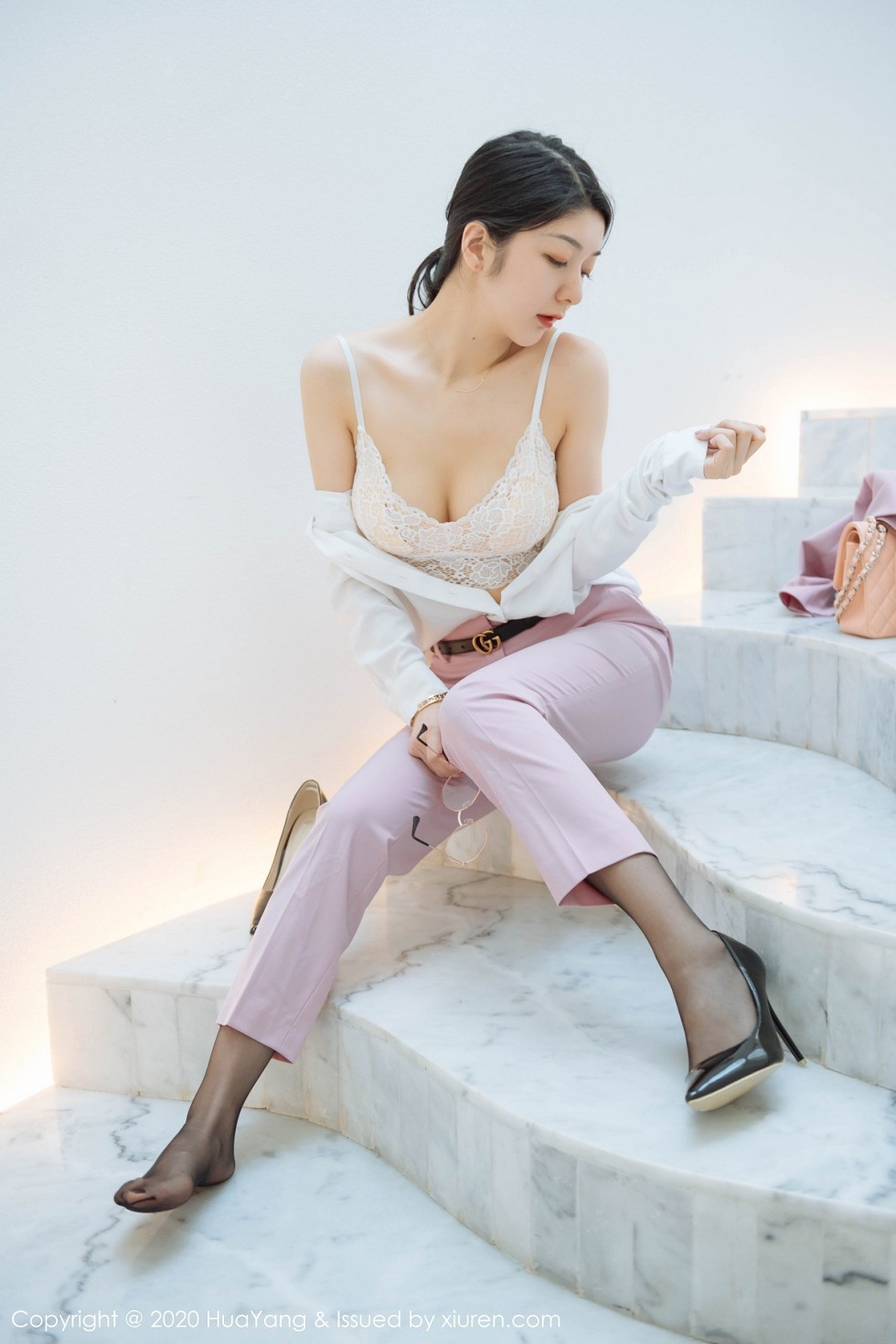 [HuaYang花漾]Vol.255_女神Angela小热巴云南旅拍白色蕾丝内衣配开档黑丝诱惑写真60P