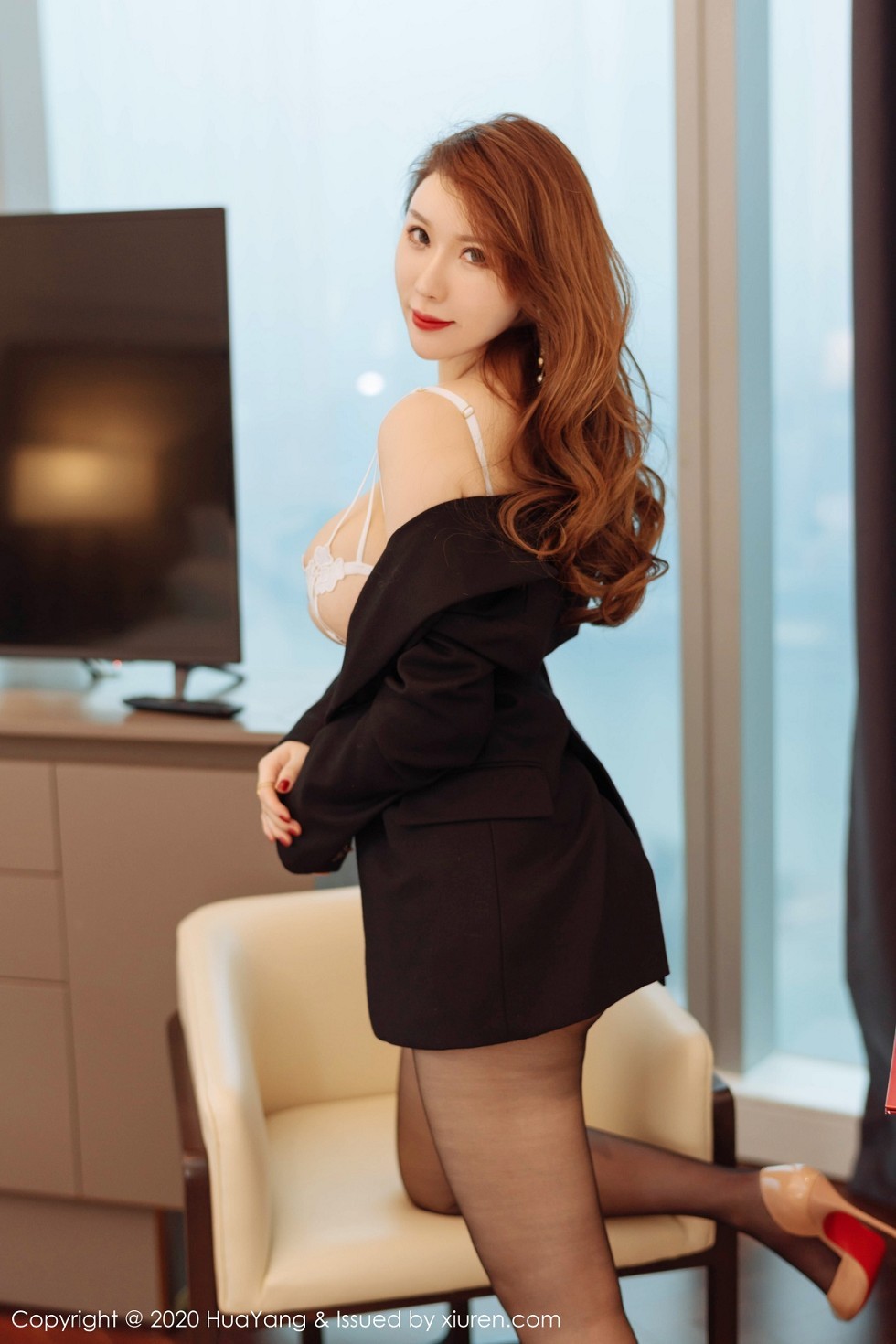 [HuaYang花漾]Vol.260_女神Egg-尤妮丝私房制服半脱秀情趣内衣露豪乳极致诱惑写真45P