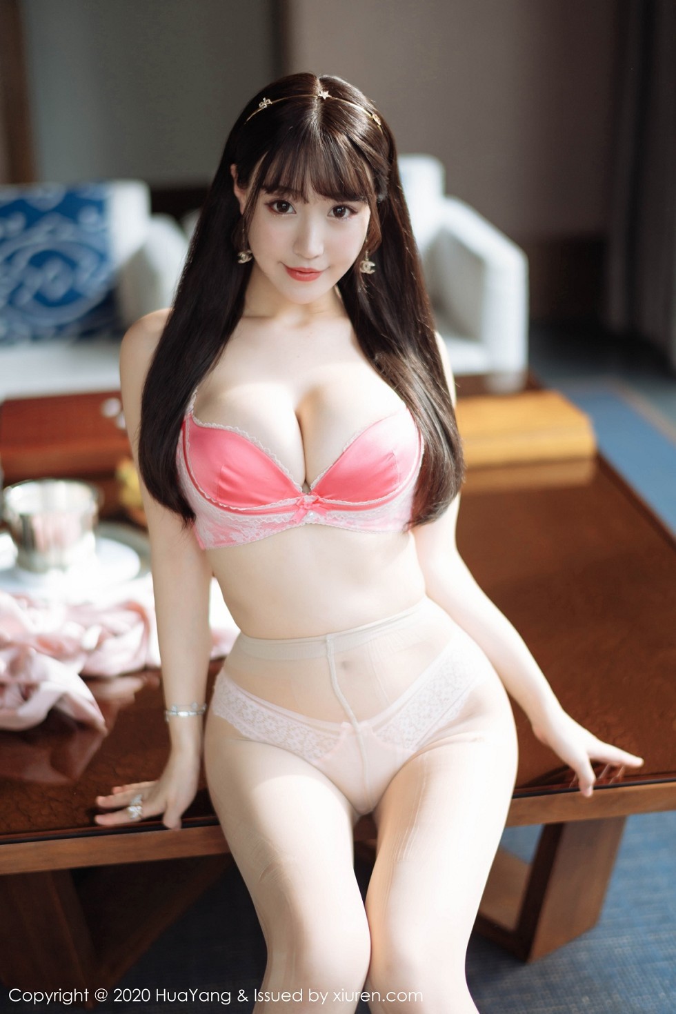 [HuaYang花漾]Vol.265_女神朱可儿Flower三亚旅拍私房粉色深V礼裙秀豪乳诱惑写真60P