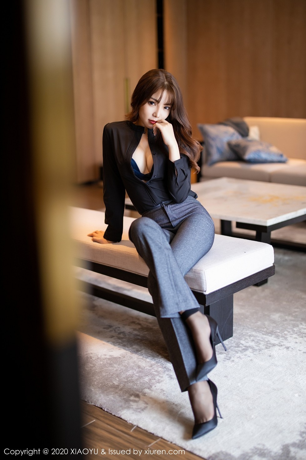 [XiaoYu画语界]Vol.319_女神芝芝Booty阳朔旅拍职场制服主题露吊带黑丝袜撩人诱惑写真96P