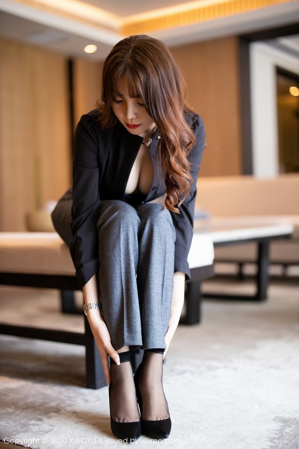 [XiaoYu画语界]Vol.319_女神芝芝Booty阳朔旅拍职场制服主题露吊带黑丝袜撩人诱惑写真96P