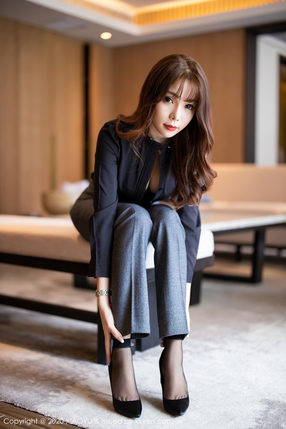 [XiaoYu画语界]Vol.319_女神芝芝Booty阳朔旅拍职场制服主题露吊带黑丝袜撩人诱惑写真96P