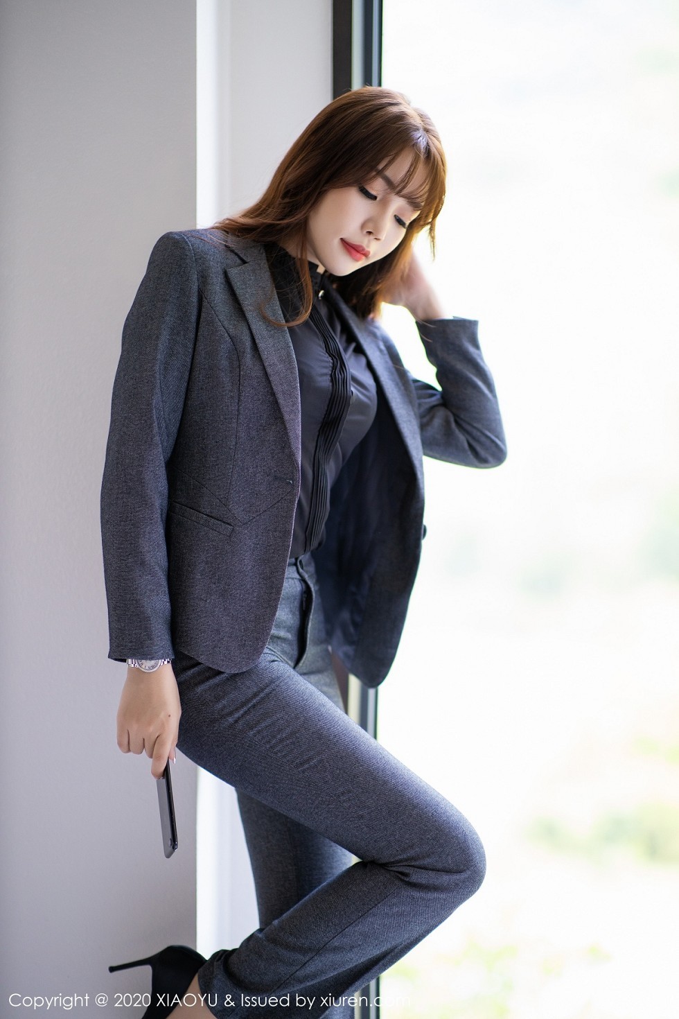 [XiaoYu画语界]Vol.319_女神芝芝Booty阳朔旅拍职场制服主题露吊带黑丝袜撩人诱惑写真96P