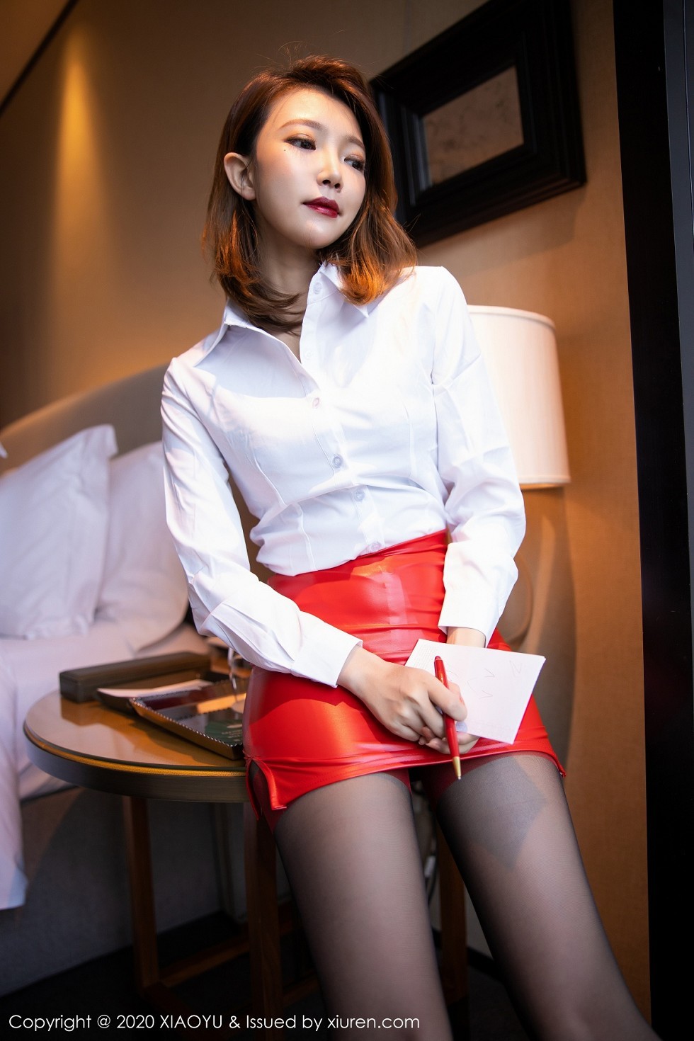 [XiaoYu画语界]Vol.320_女神冯木木LRIS白衬衫配猩红皮裙半脱露吊带黑丝极致魅惑写真74P