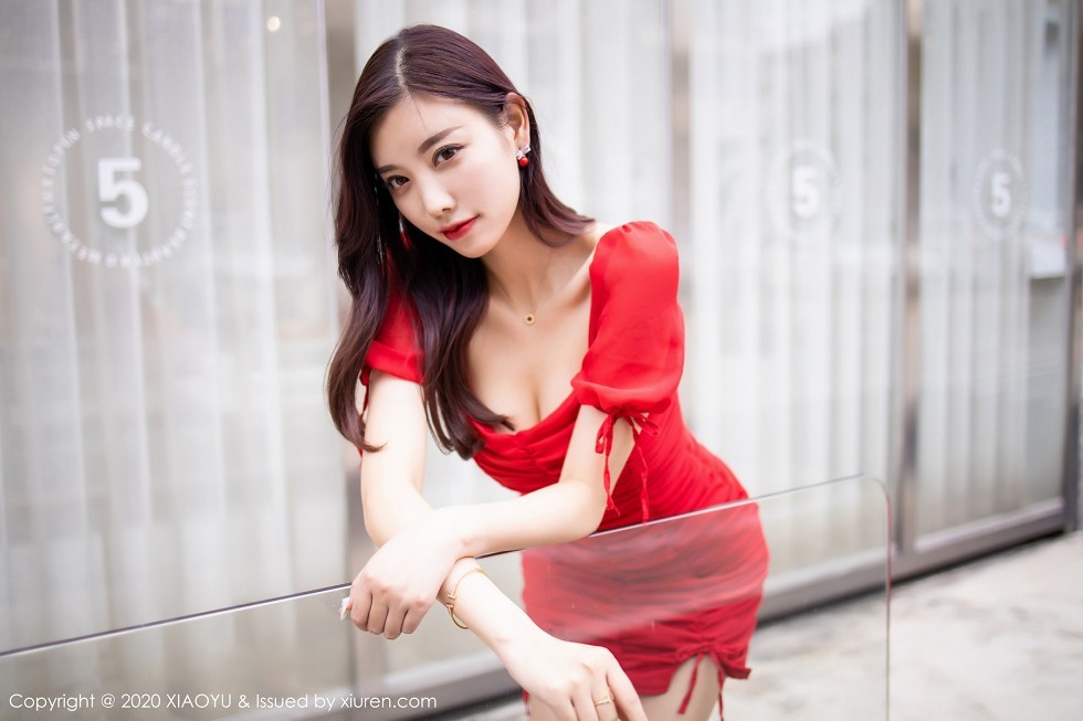 [XiaoYu画语界]Vol.326_女神杨晨晨sugar街拍主题鲜艳红裙秀完美身材动人写真73P