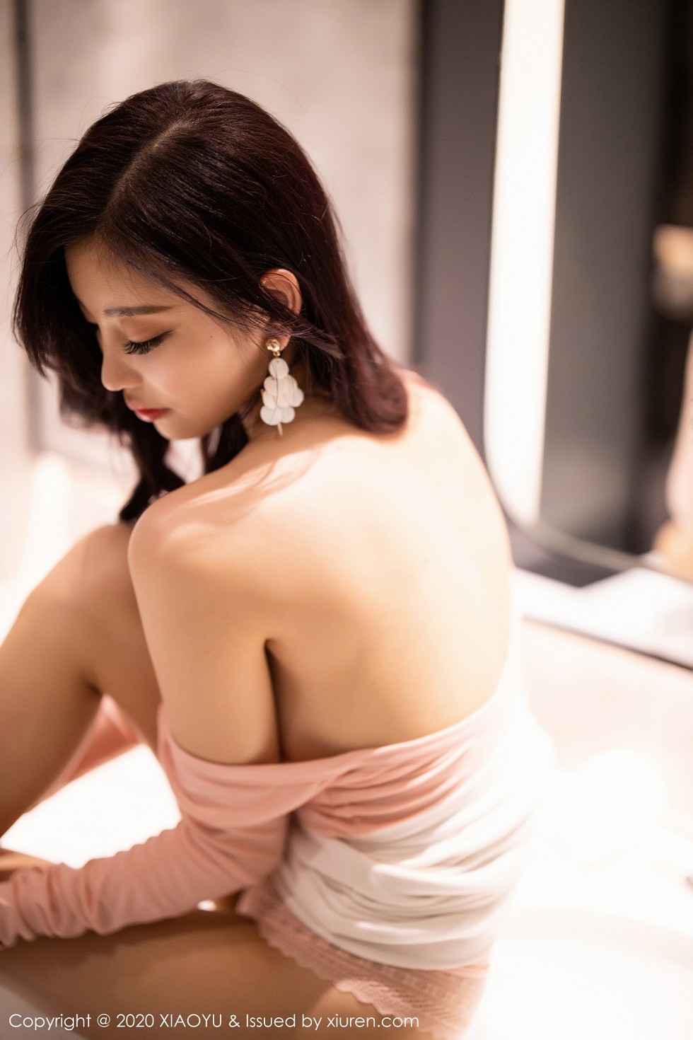[XiaoYu画语界]Vol.333_女神杨晨晨sugar私房淡粉色华衣裹身配肉丝裤袜妩媚诱惑写真50P