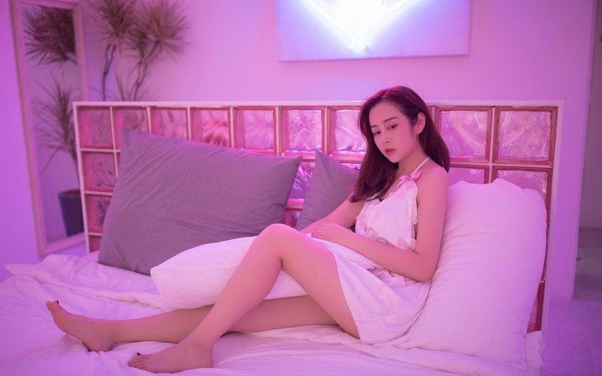 [RUISG瑞丝馆]VOL.075_嫩模Eileen爱琳私房白色吊带开胸连身裙秀完美身材诱惑写真45P