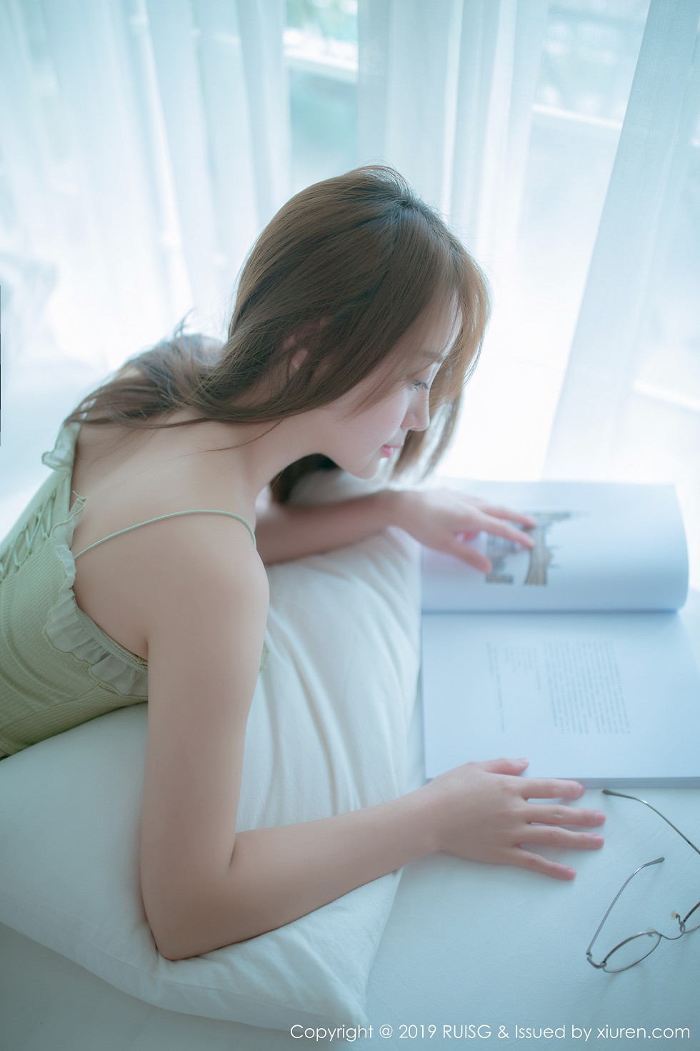 [RUISG瑞丝馆]VOL.080_嫩模风衣月Lucy私房床上性感内衣配白色腿袜清爽迷人写真46P