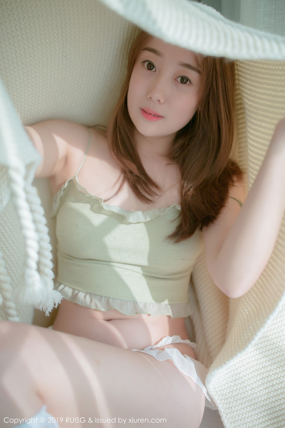 [RUISG瑞丝馆]VOL.080_嫩模风衣月Lucy私房床上性感内衣配白色腿袜清爽迷人写真46P